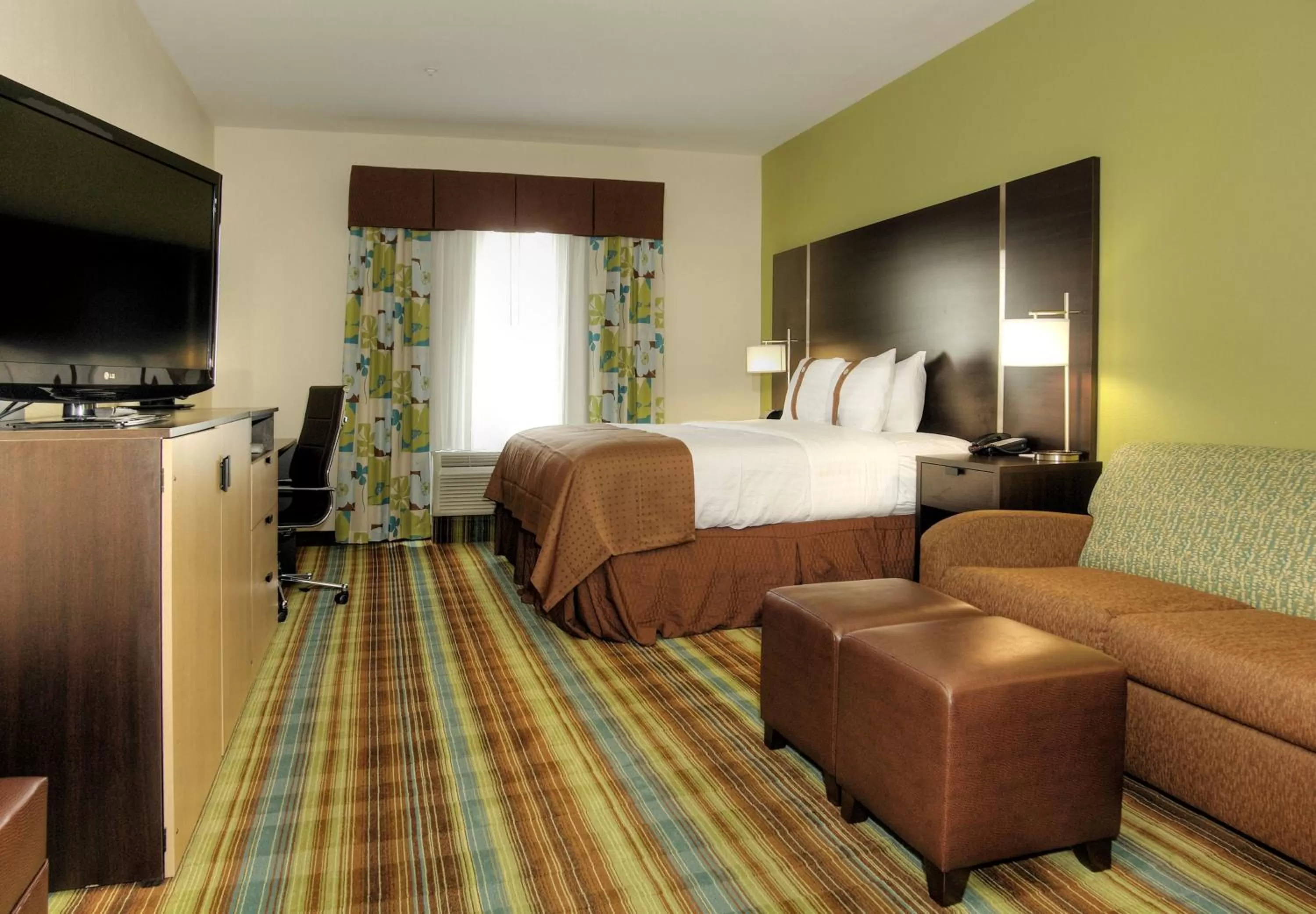 Photo of the whole room, Bed in Holiday Inn Christiansburg Blacksburg by IHG