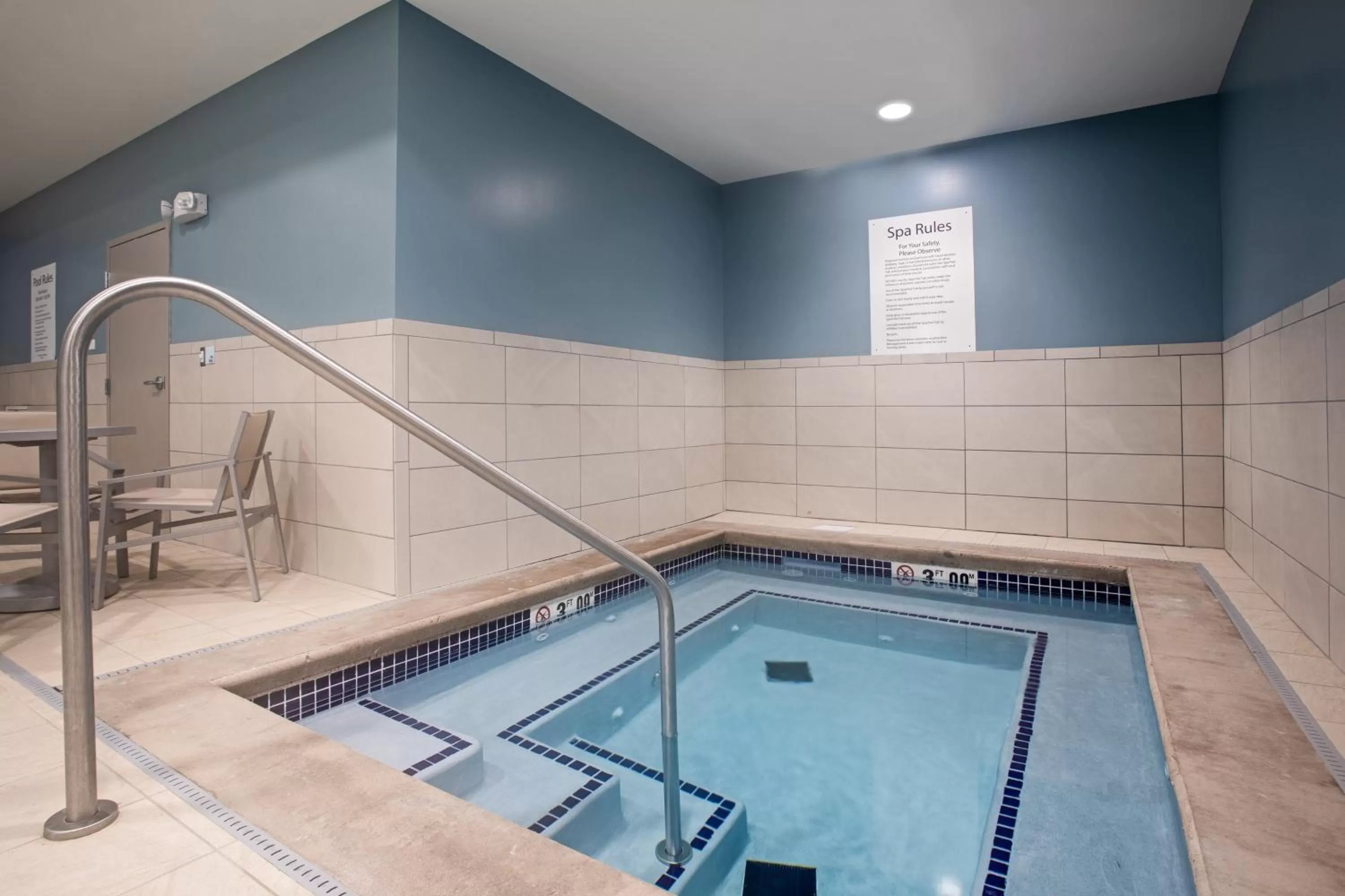 Swimming pool in Holiday Inn Express & Suites Sioux City North - Event Center by IHG