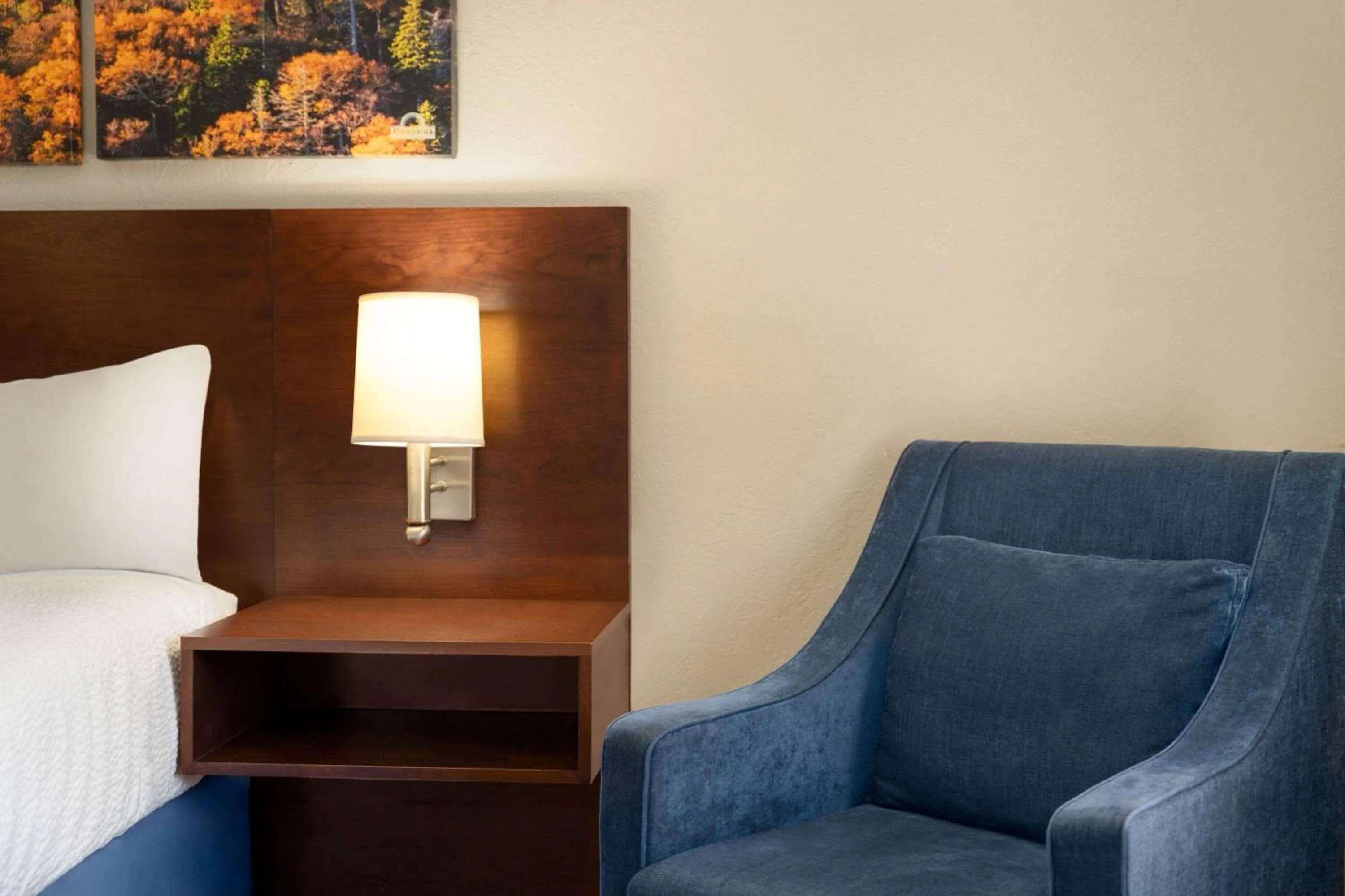 Photo of the whole room, Bed in Days Inn by Wyndham Dillon