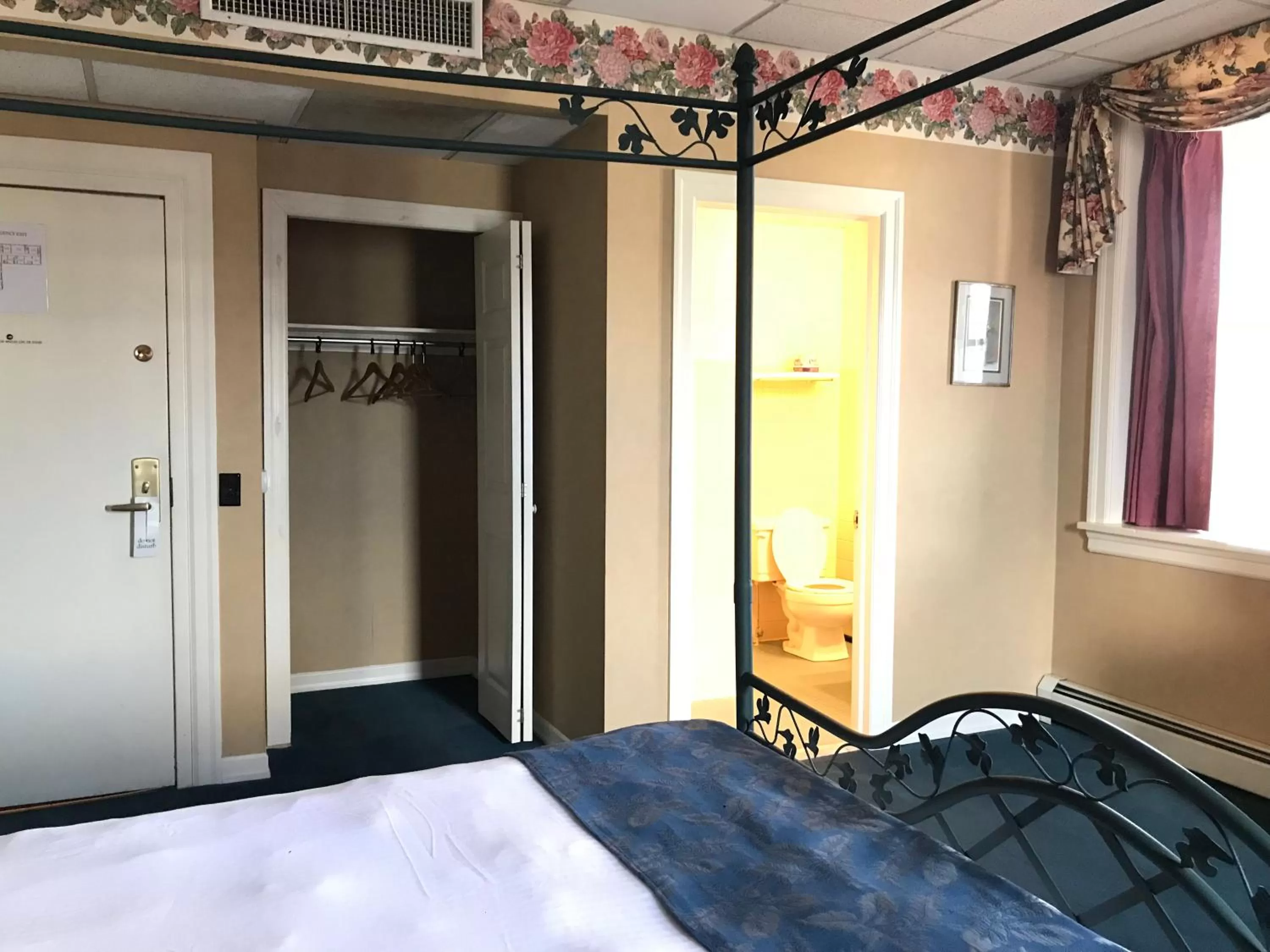 Bed in Waynebrook Inn