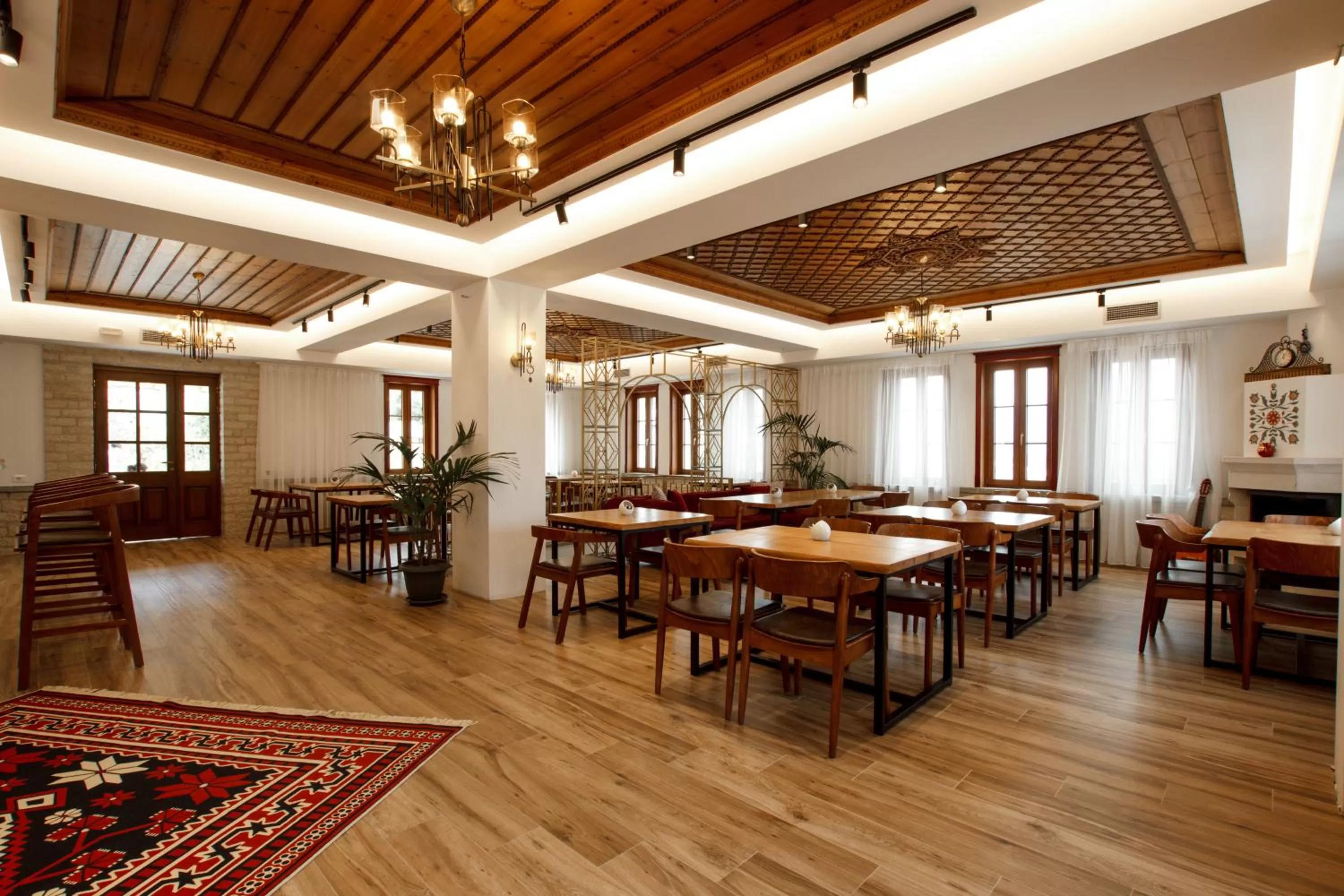 Restaurant/places to eat in Rose Garden Hotel