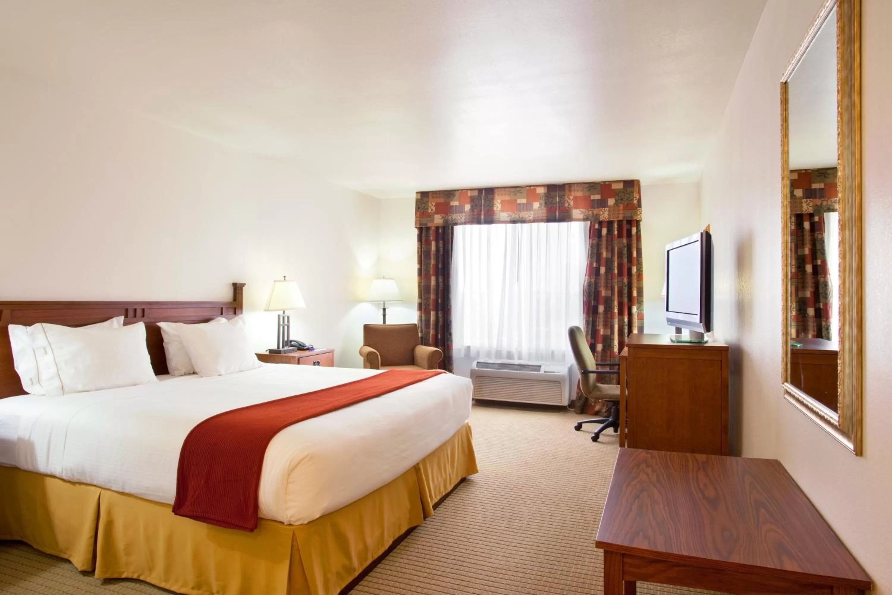 Photo of the whole room, Bed in Holiday Inn Express Hotel & Suites Mattoon by IHG