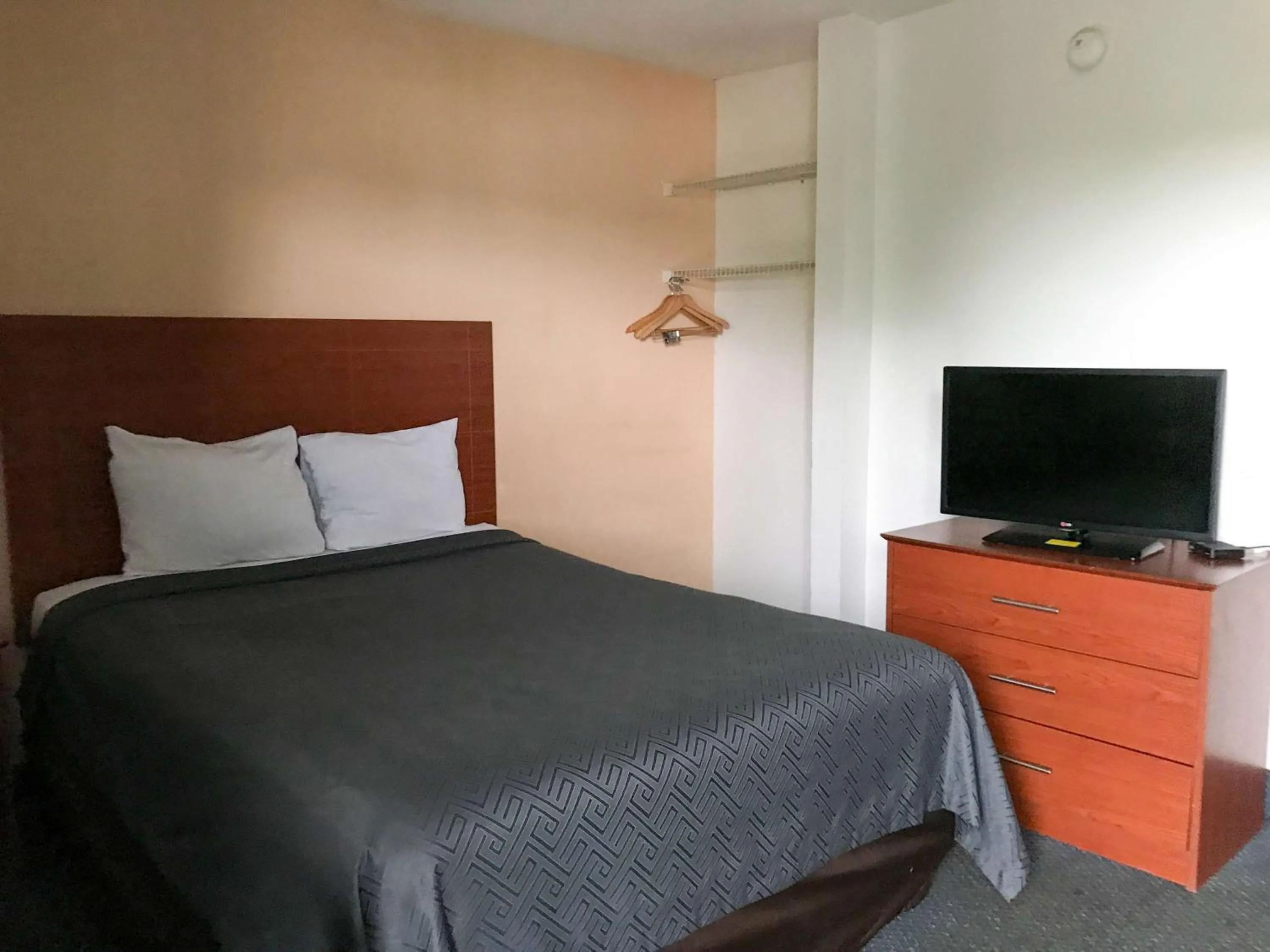 Photo of the whole room, Bed in Motel 6-Fayetteville, NC - Fort Liberty Area