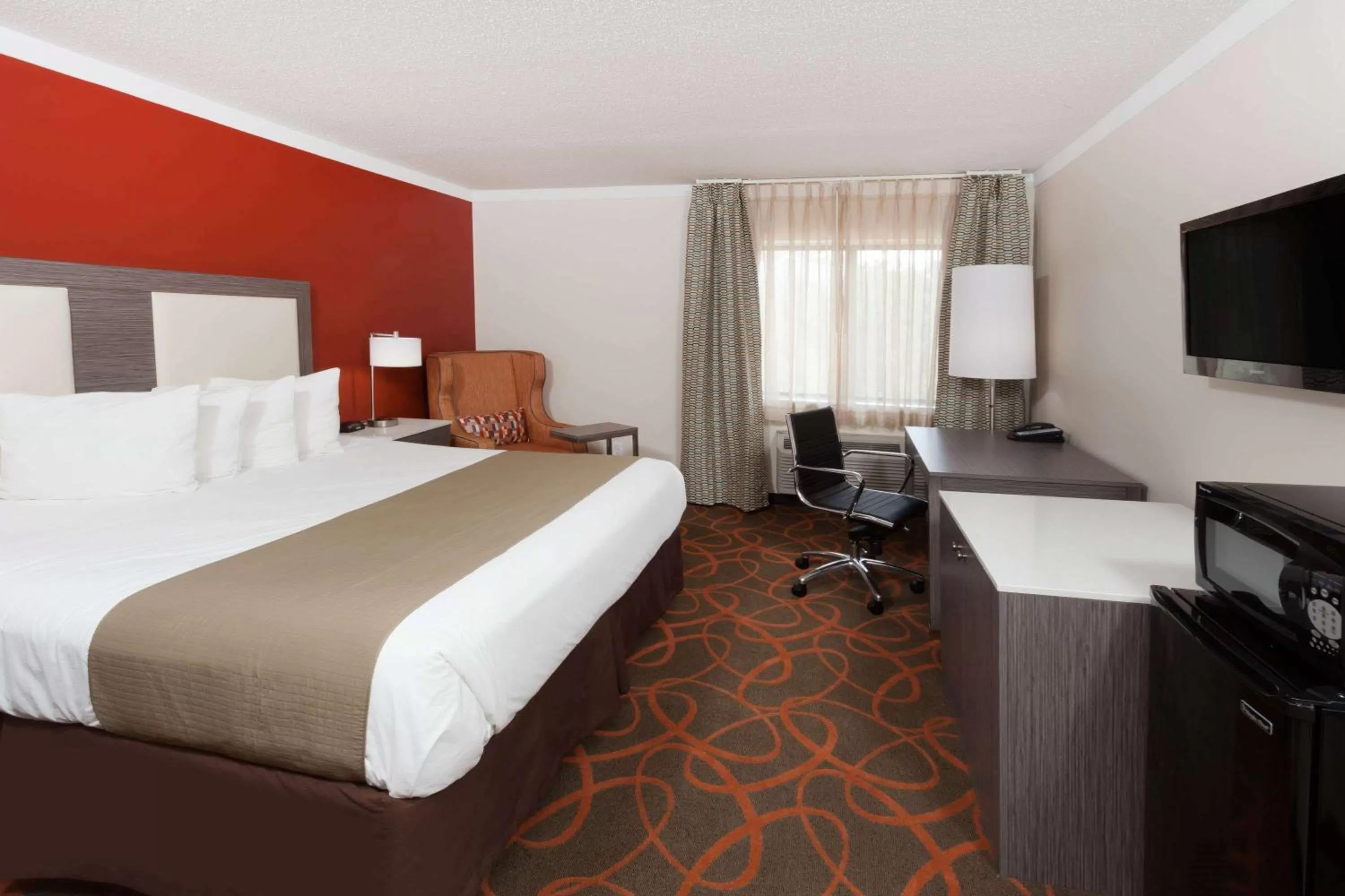 Photo of the whole room, Bed in Baymont by Wyndham Chicago/Alsip
