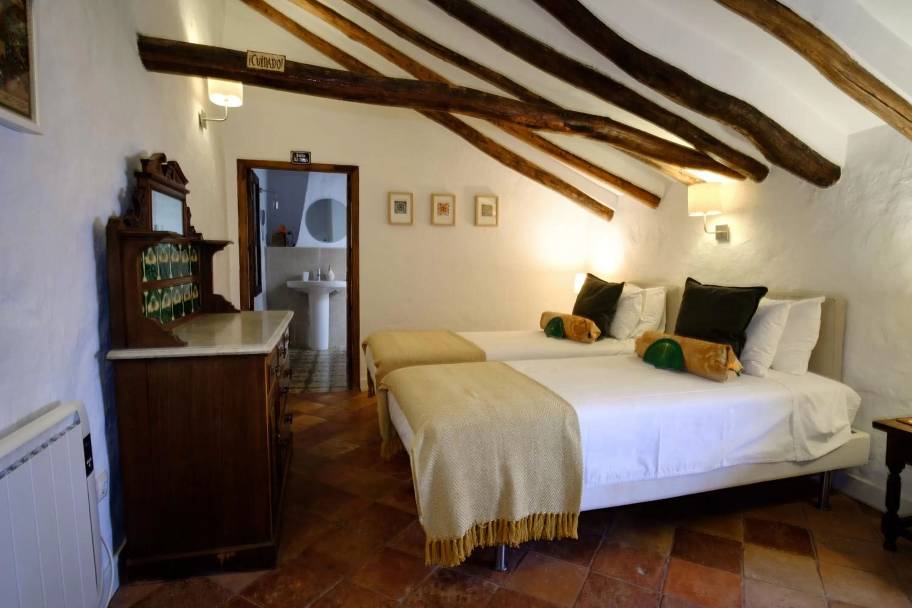 Bedroom, Bed in Almohalla51