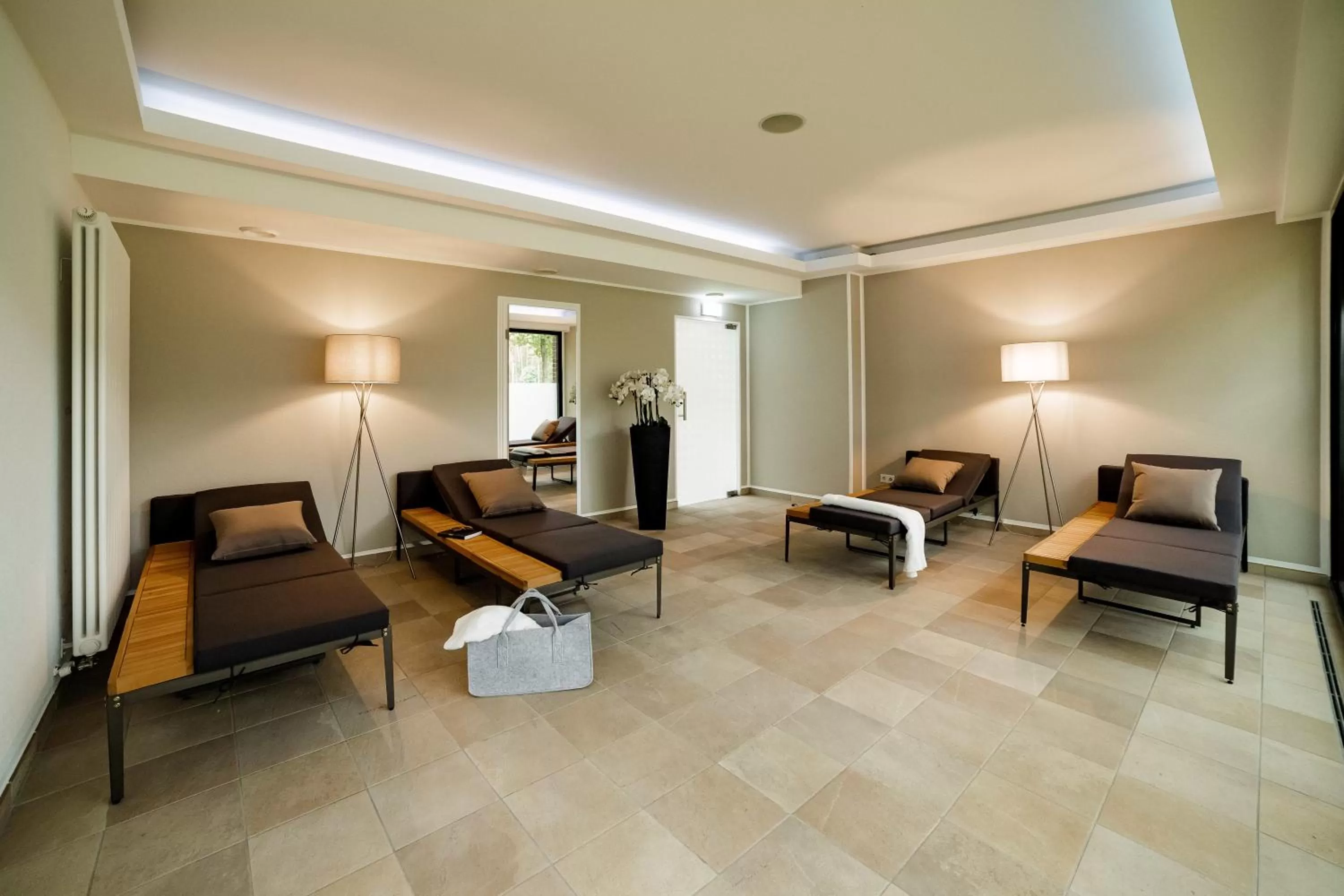 Swimming pool, Bed in Seehotel am Tankumsee