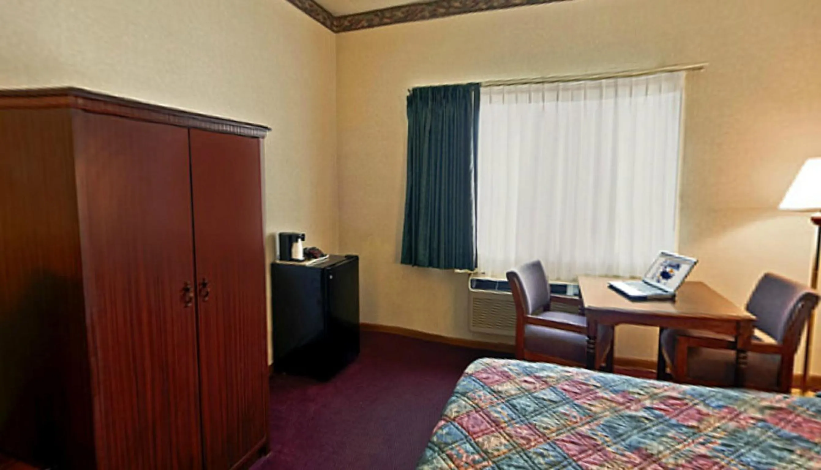 Bedroom, Bed in Americas Best Value Inn Waukegan