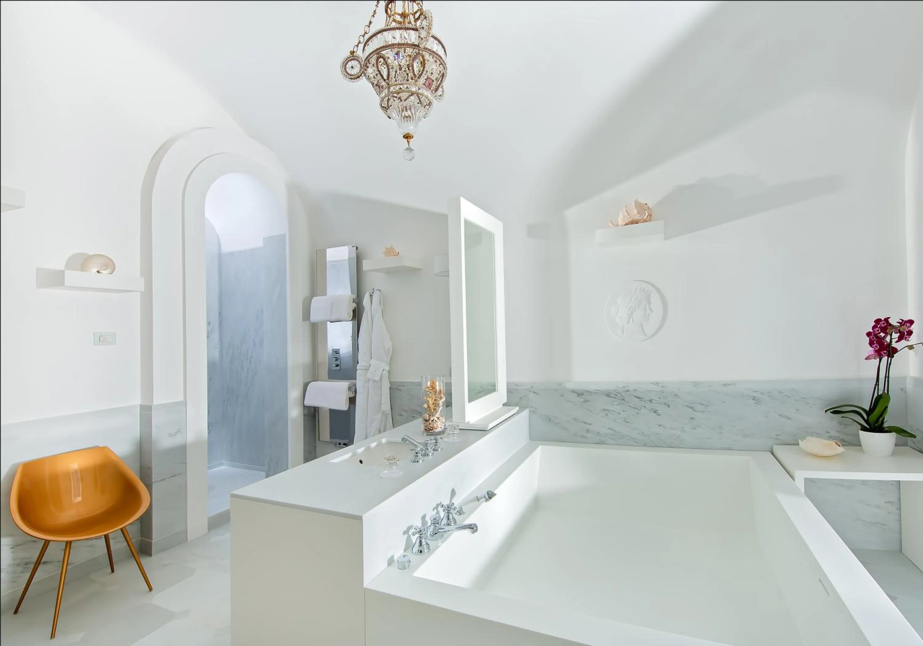 Hot Tub in Bellevue Syrene