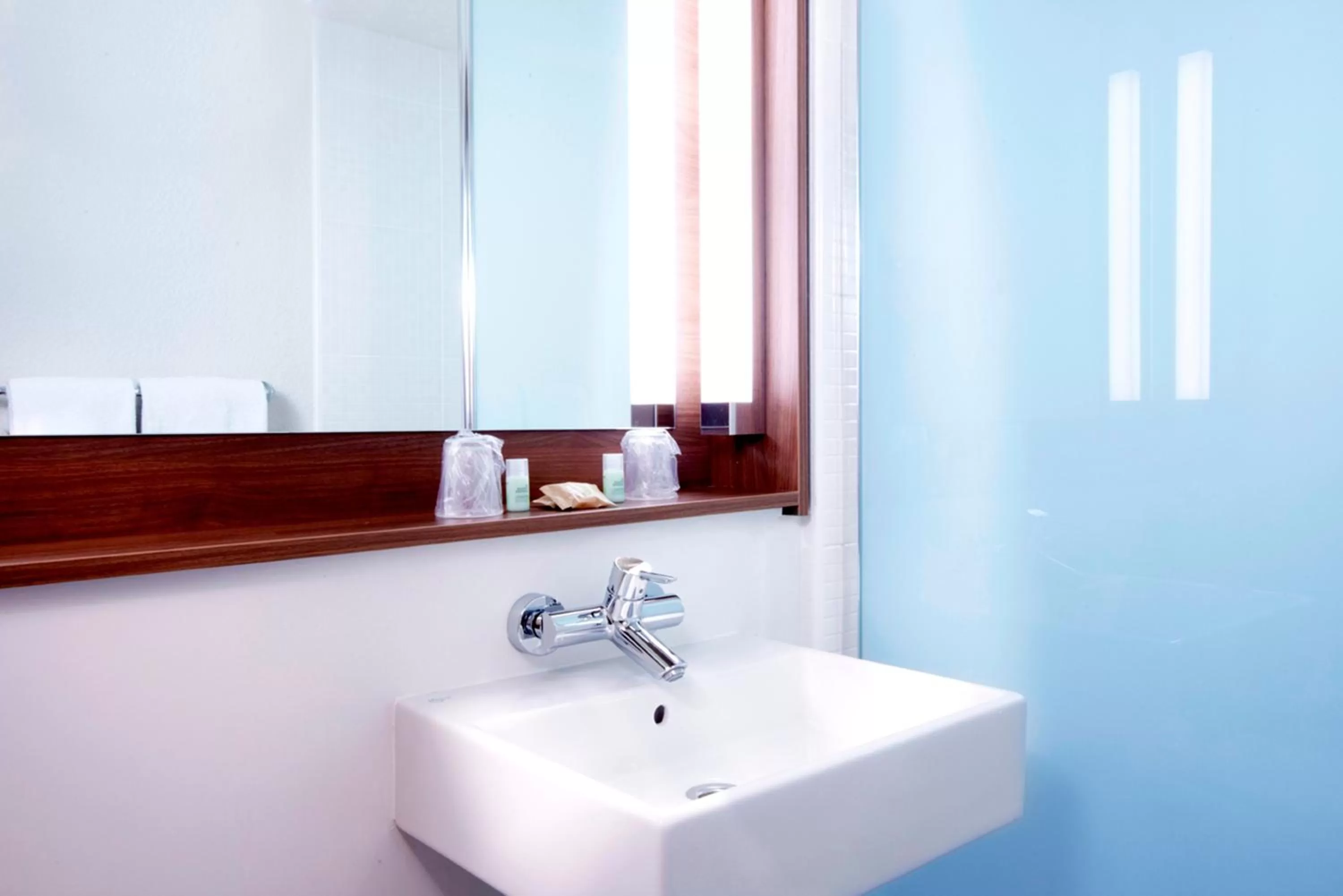 Bathroom in Campanile Lyon Nord - Ecully