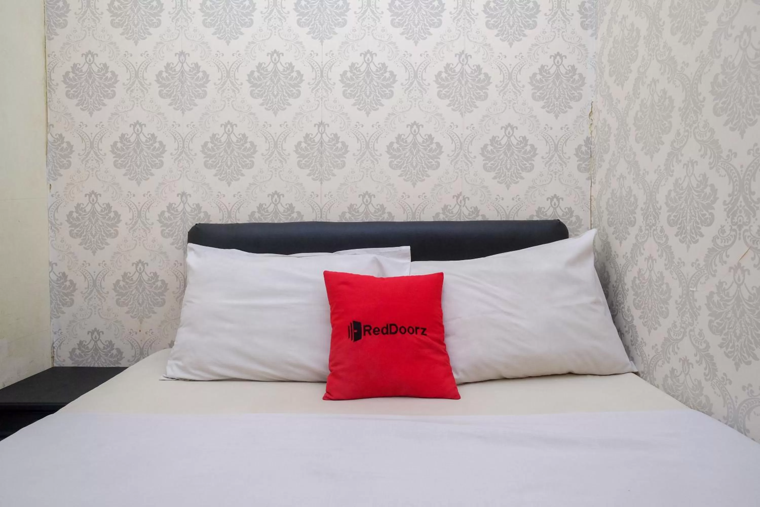 Bedroom, Bed in RedDoorz at Mamagayo Inn Yogyakarta