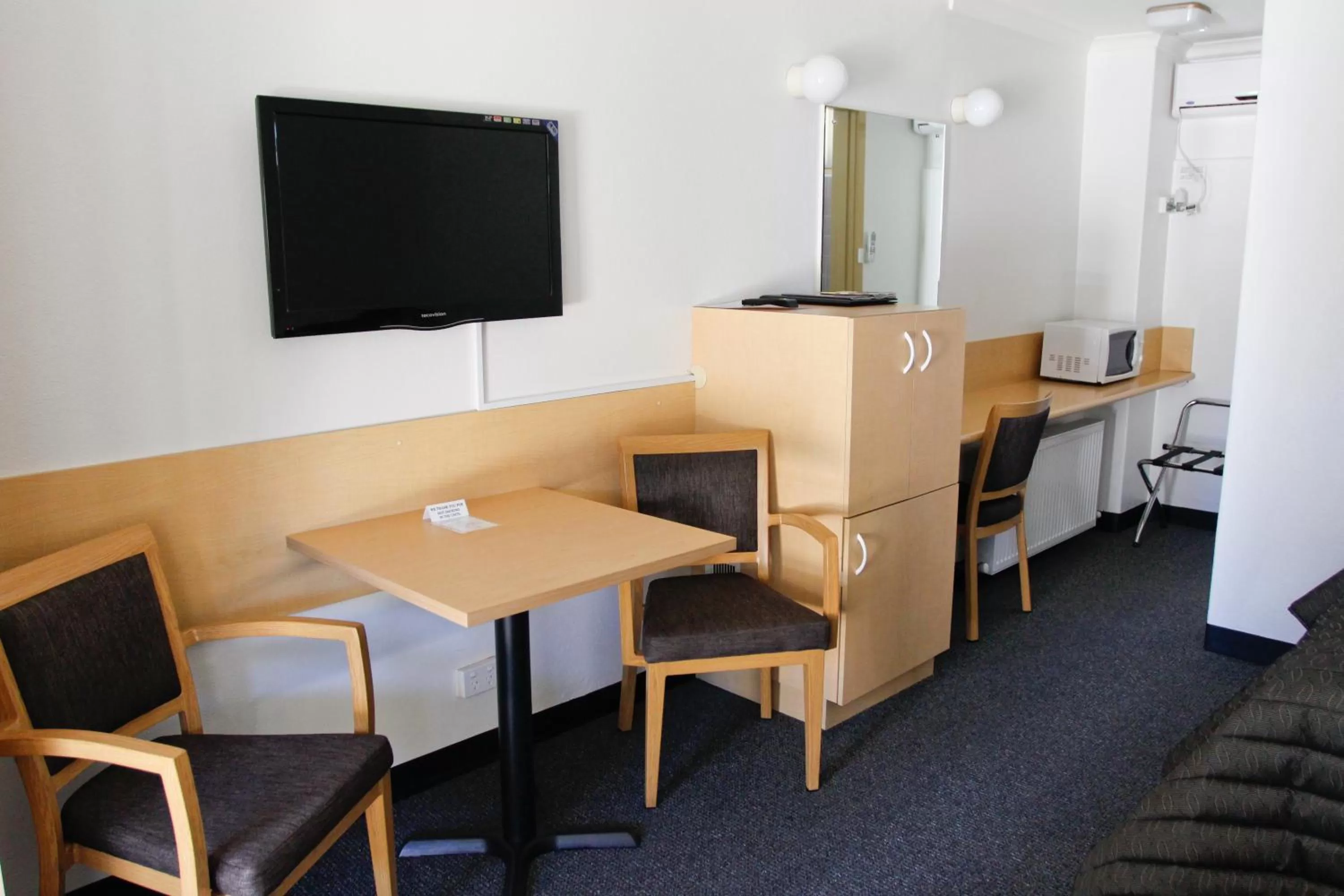 TV and multimedia in Mid City Motor Inn Queanbeyan