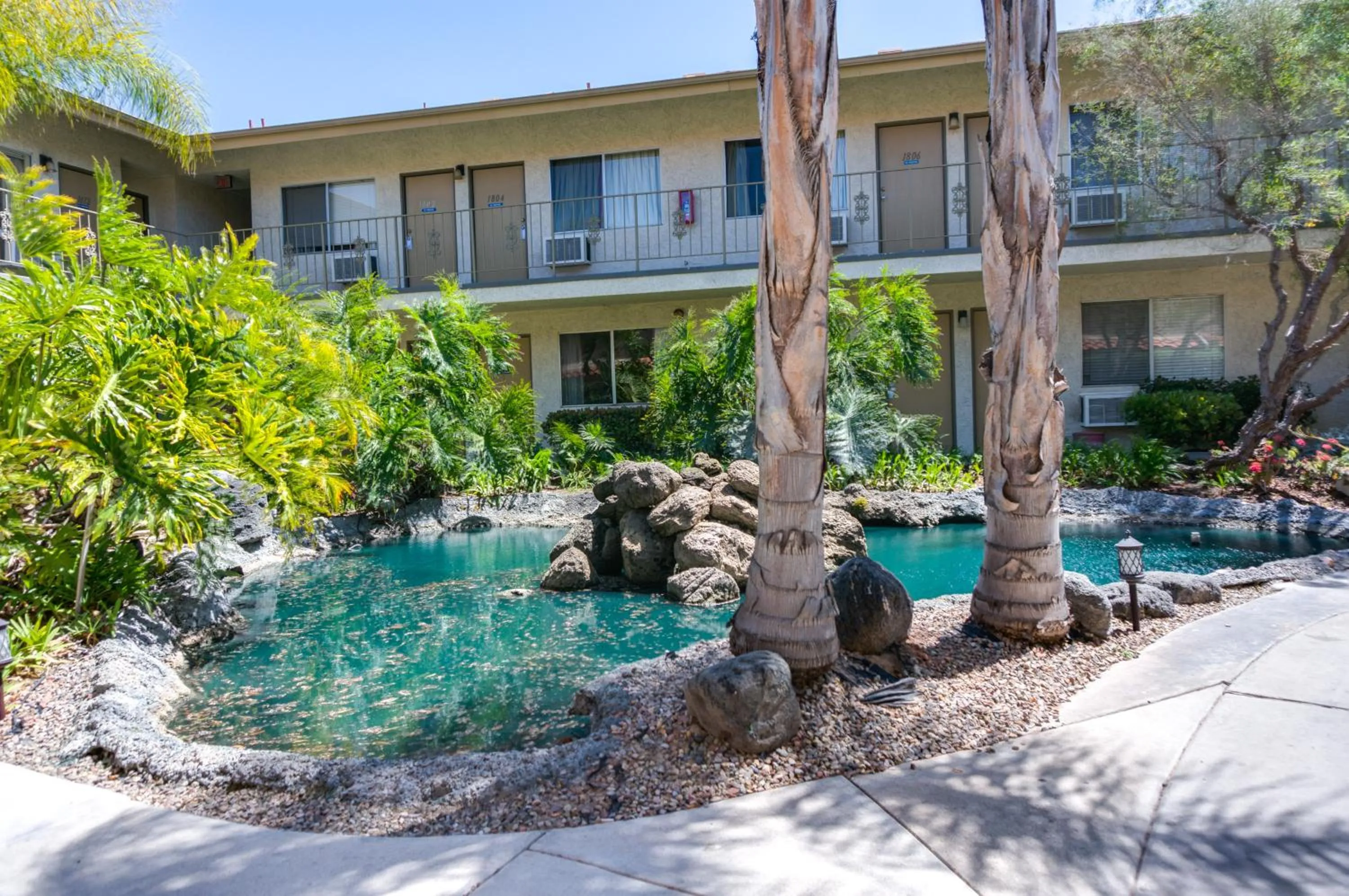 Area and facilities in California Suites Hotel