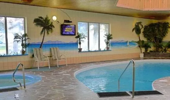 Swimming pool in Canway Inn & Suites