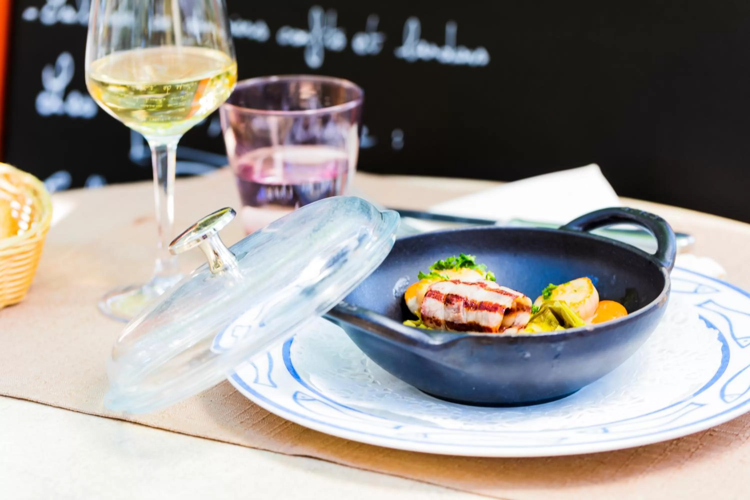 Restaurant/places to eat in Logis Hôtel Restaurant Le Cours