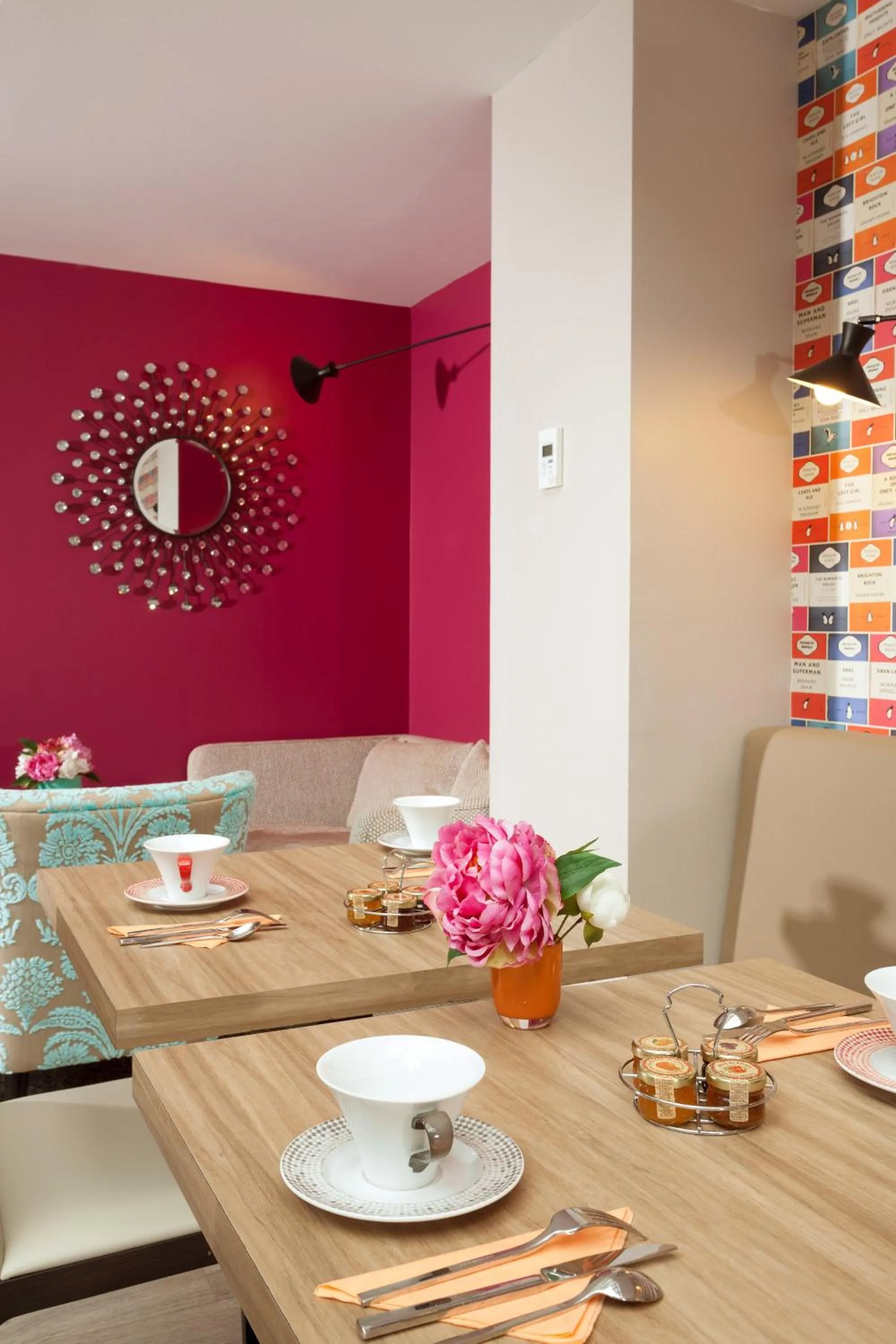 Restaurant/places to eat in Hôtel Vic Eiffel