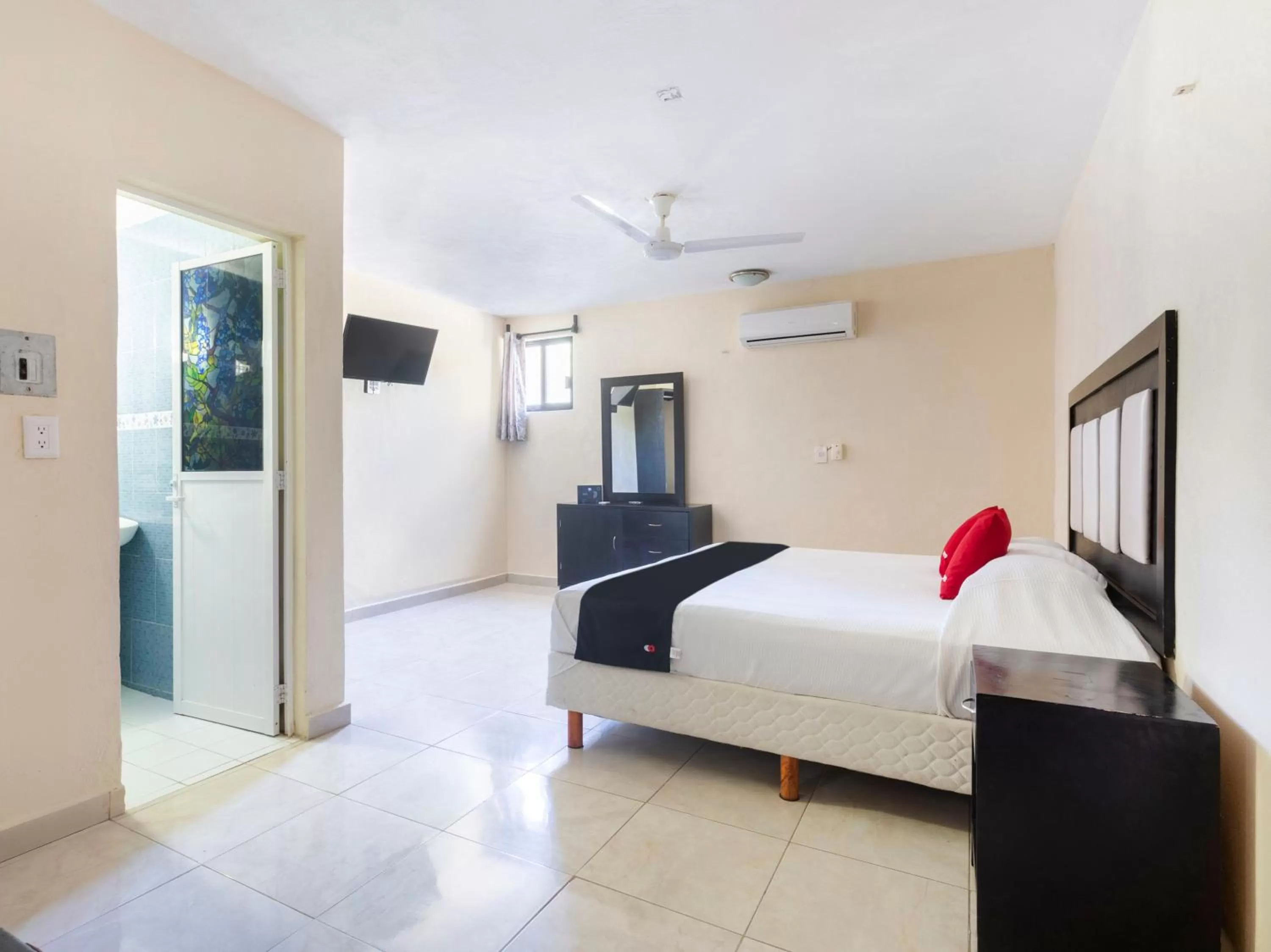 Bedroom, Bed in Hotel Jardín Cancún