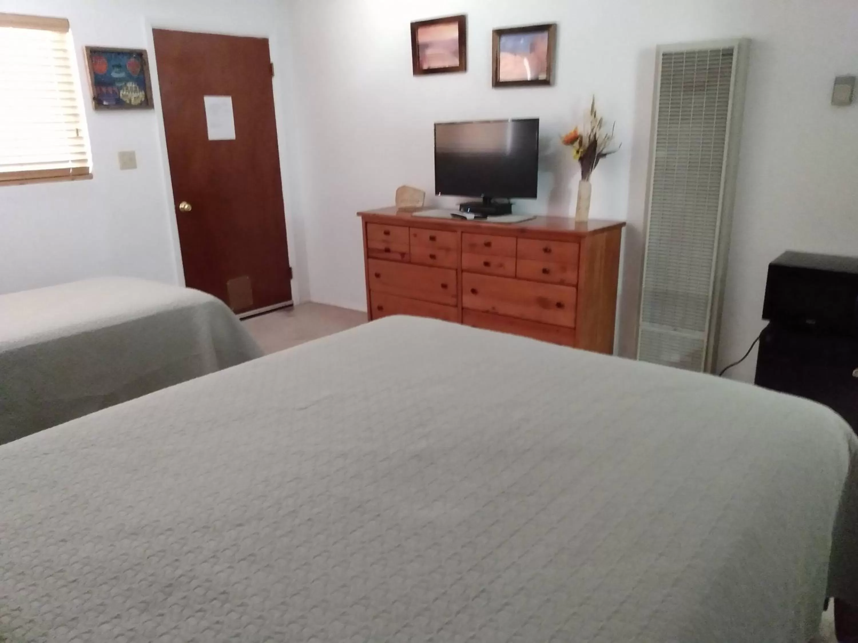 Photo of the whole room, Bed in Mokee Motel