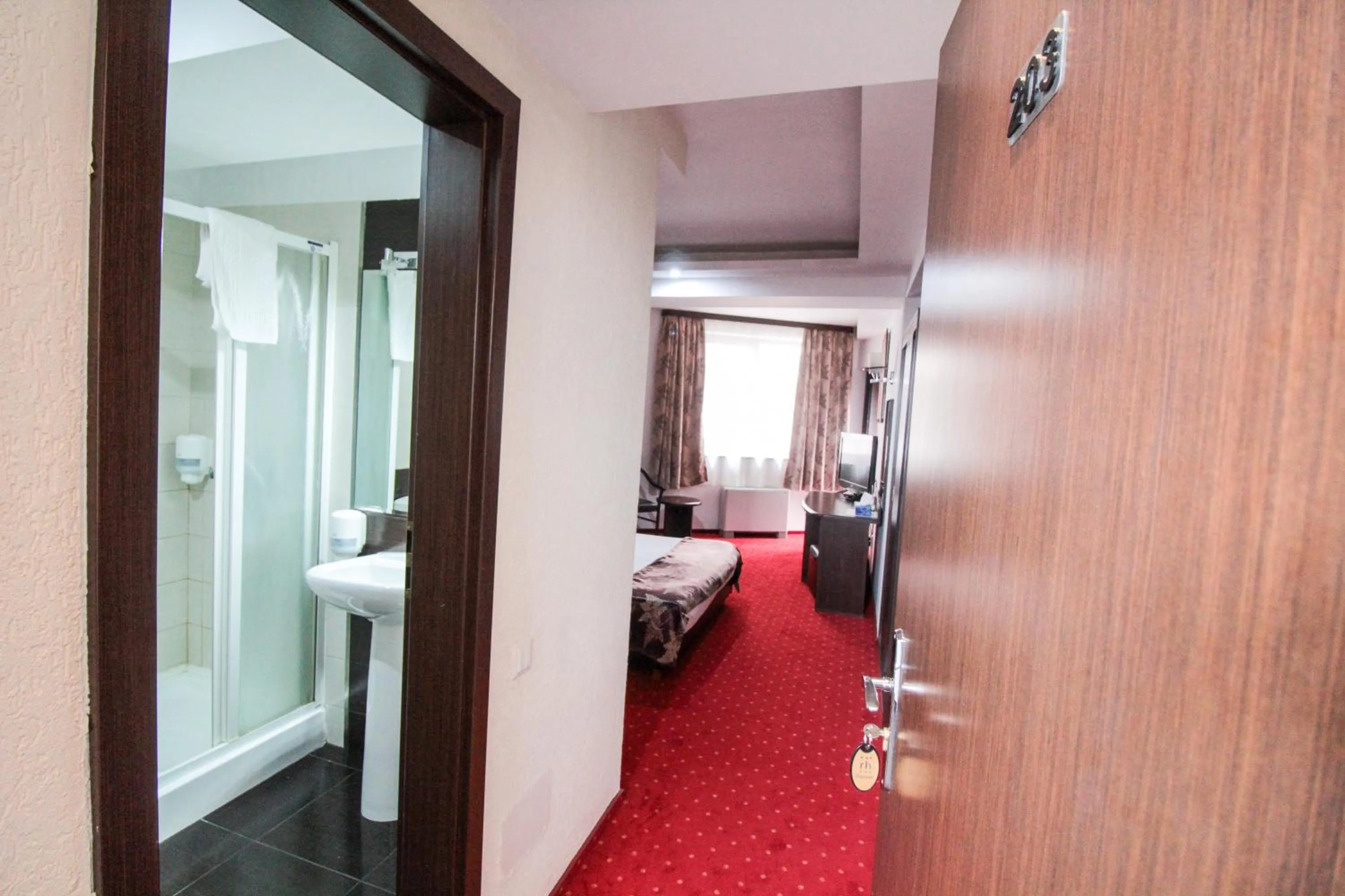 Shower, Bed in Hotel Razvan