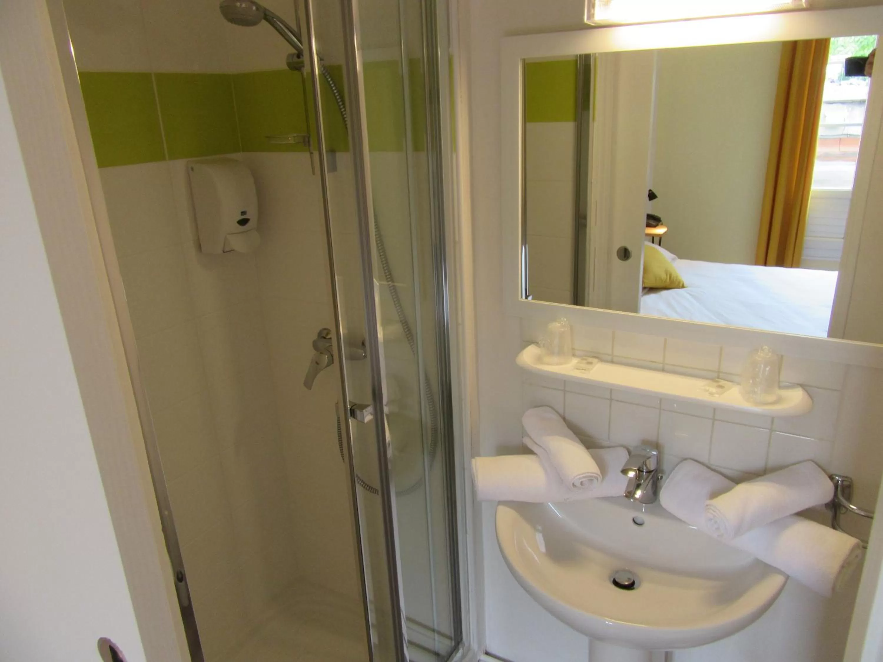 Bathroom in Contact Hotel de France