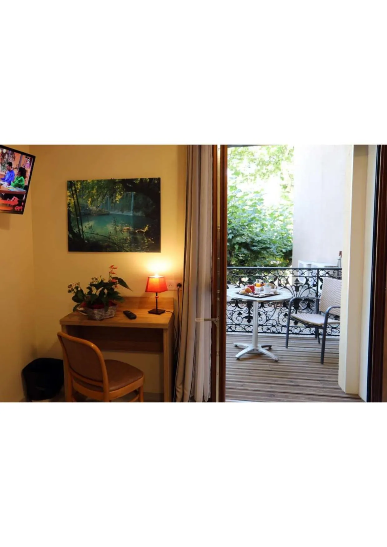 TV and multimedia in Hôtel Belleville