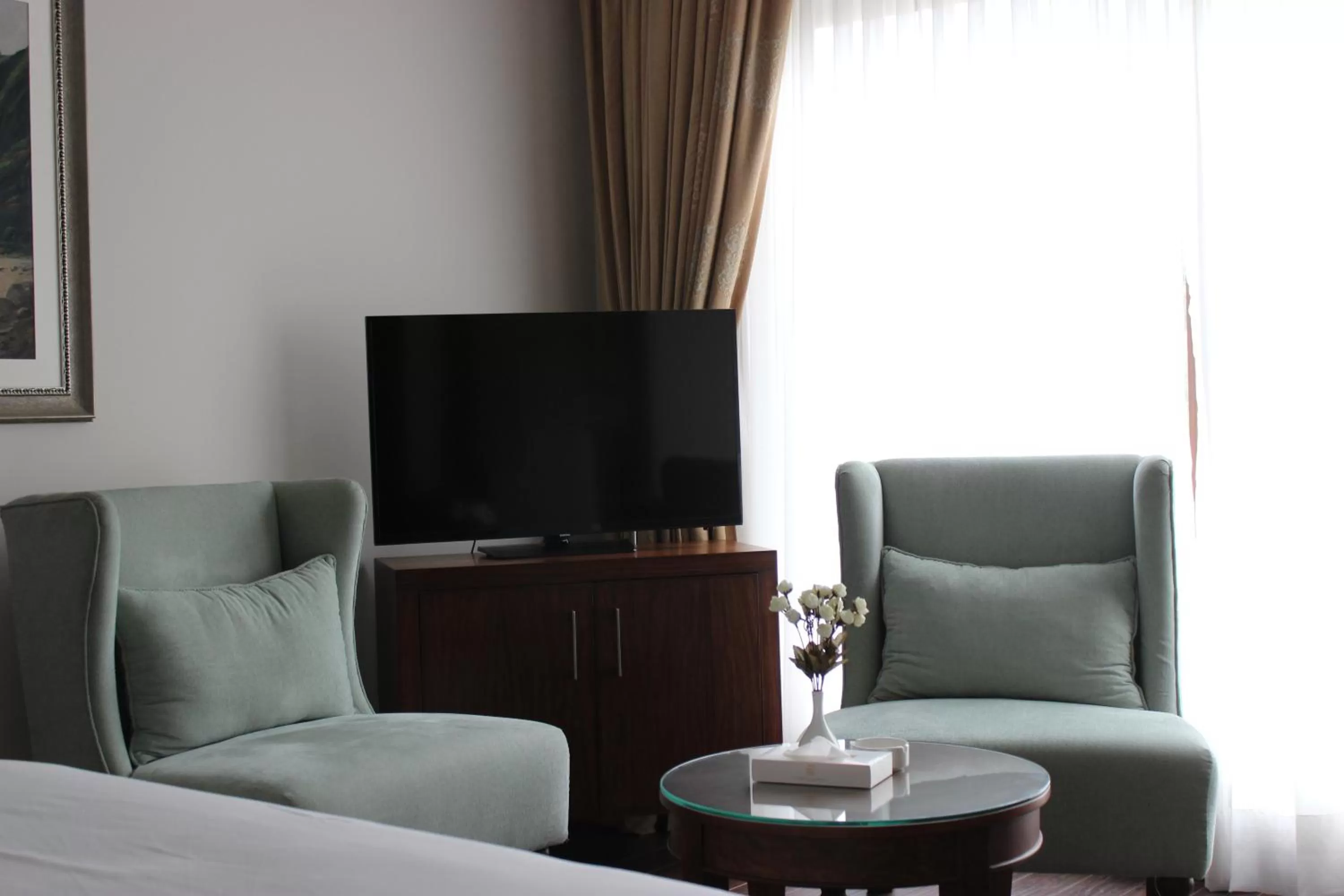 Communal lounge/ TV room in S Chalet Islamabad