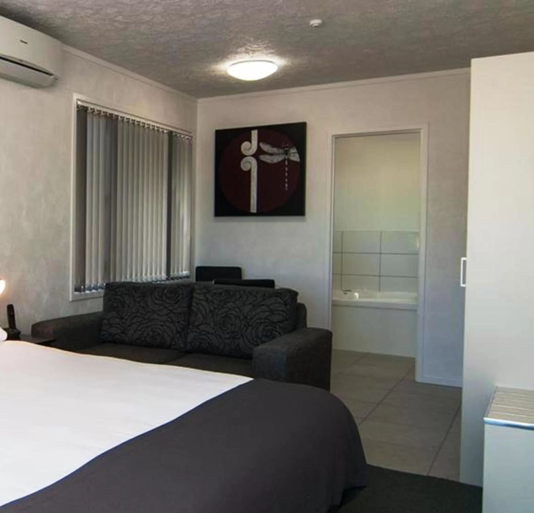 Seating area, Bed in Anchorage Motel