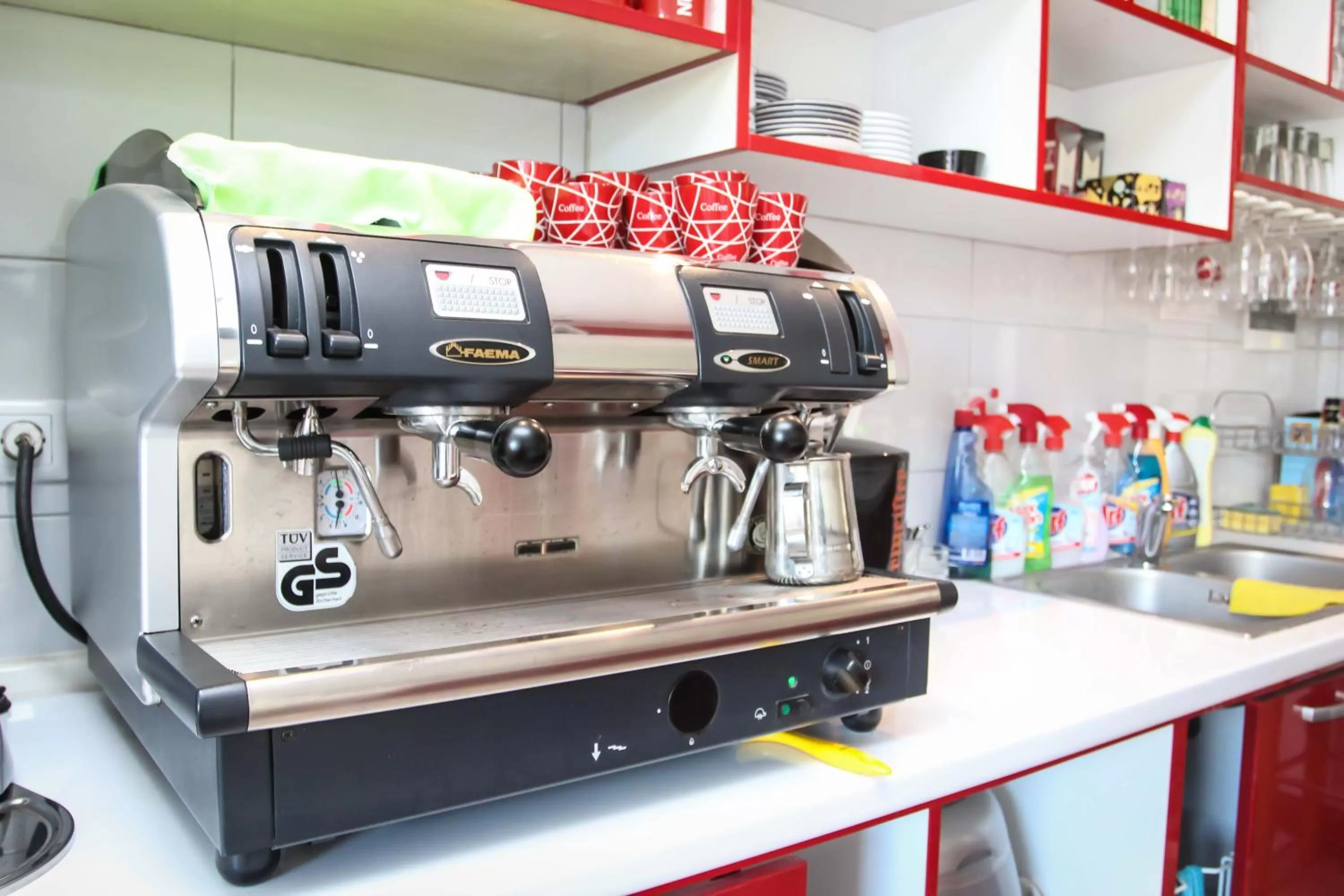 Kitchen/Kitchenette in Motel Medium