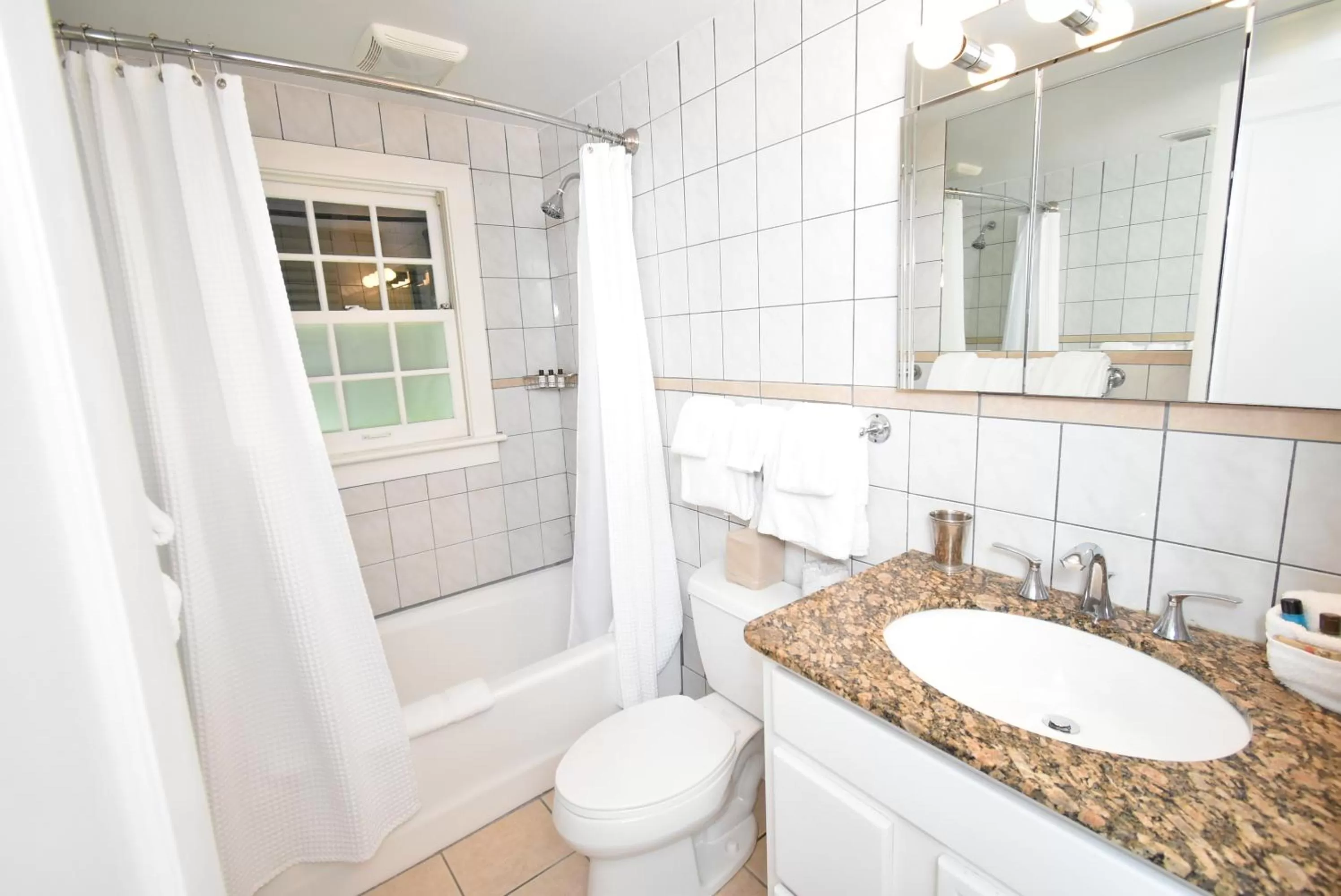 Simonton Court Historic Inn & Cottages