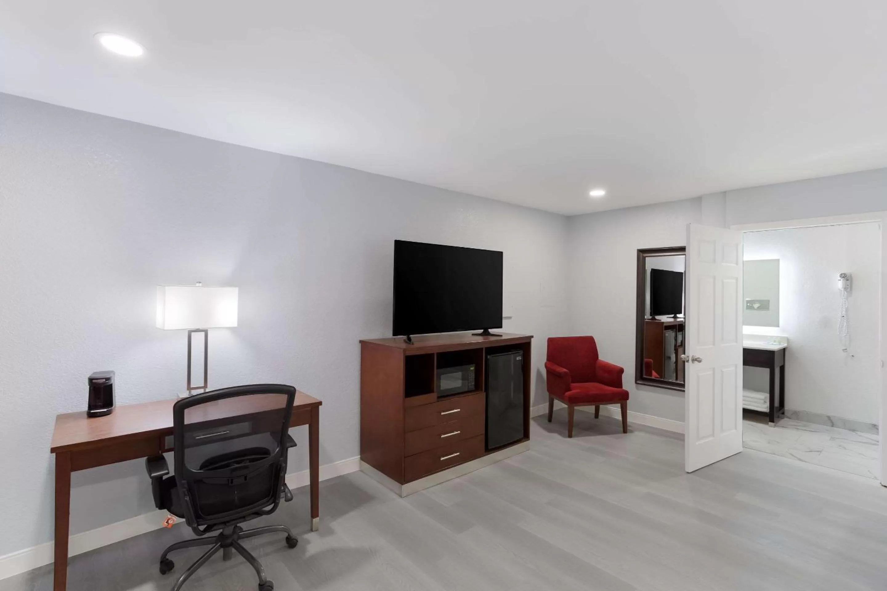 Photo of the whole room in Quality Inn Redding near I-5