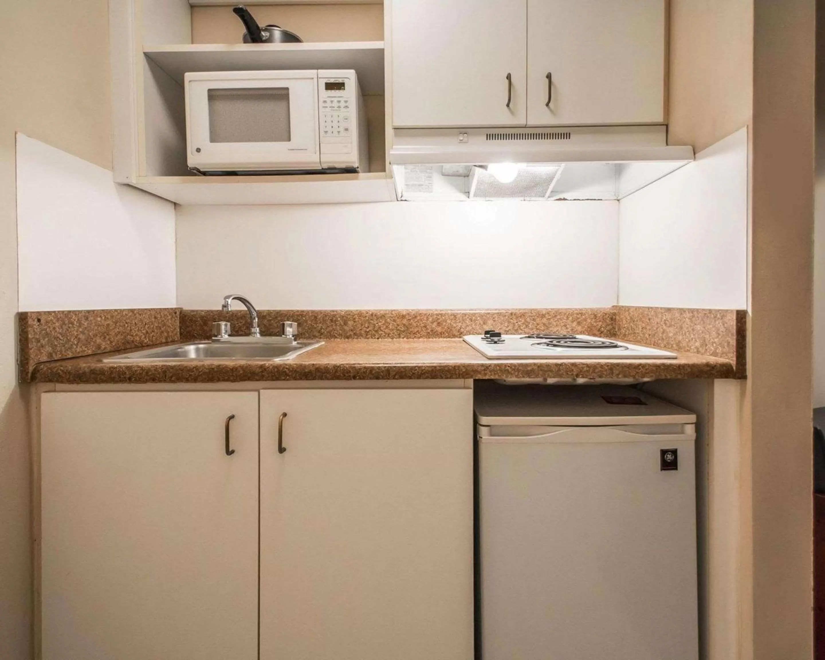 Kitchen or kitchenette in Tampa Bay Extended Stay - Airport
