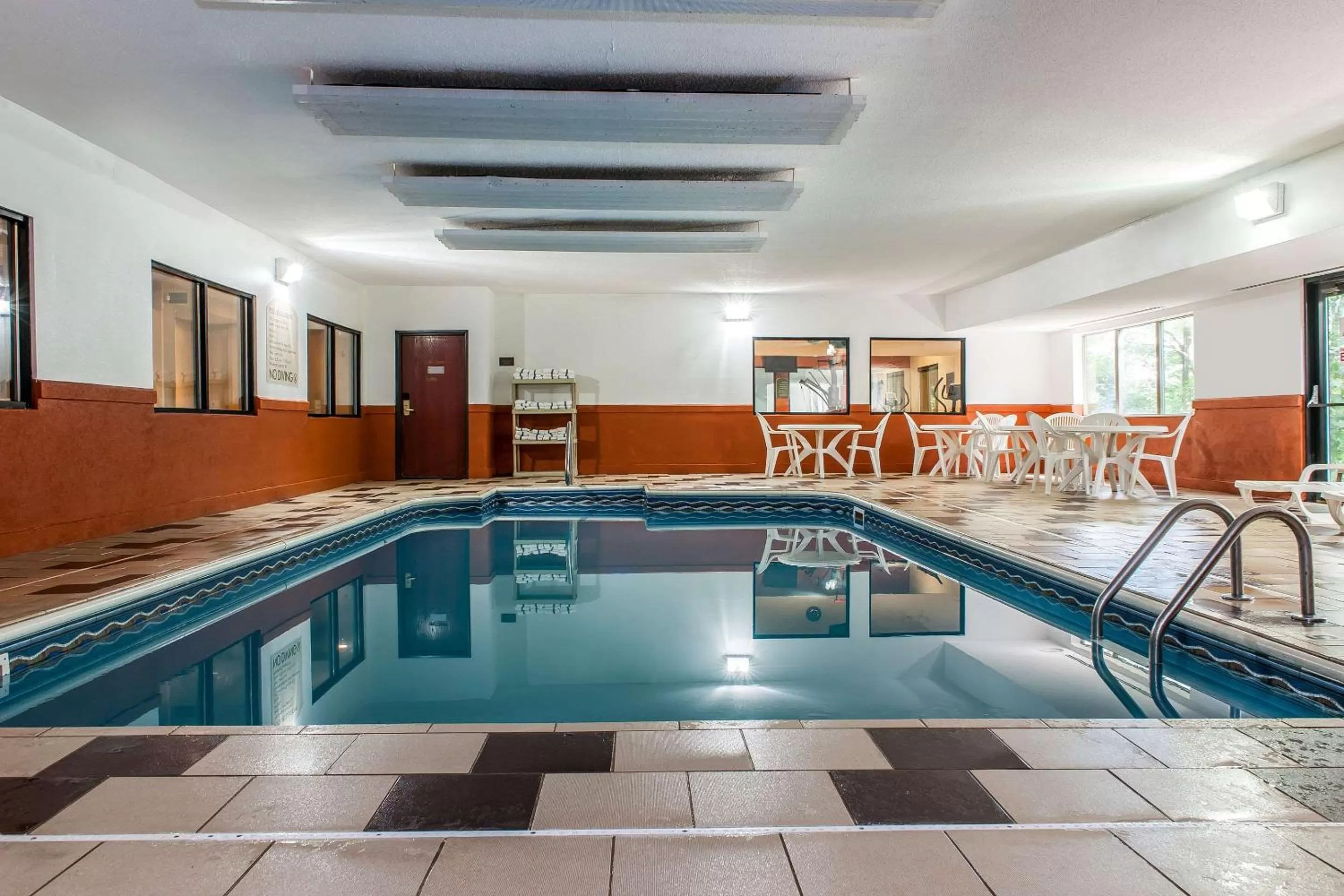 Swimming pool in Comfort Inn