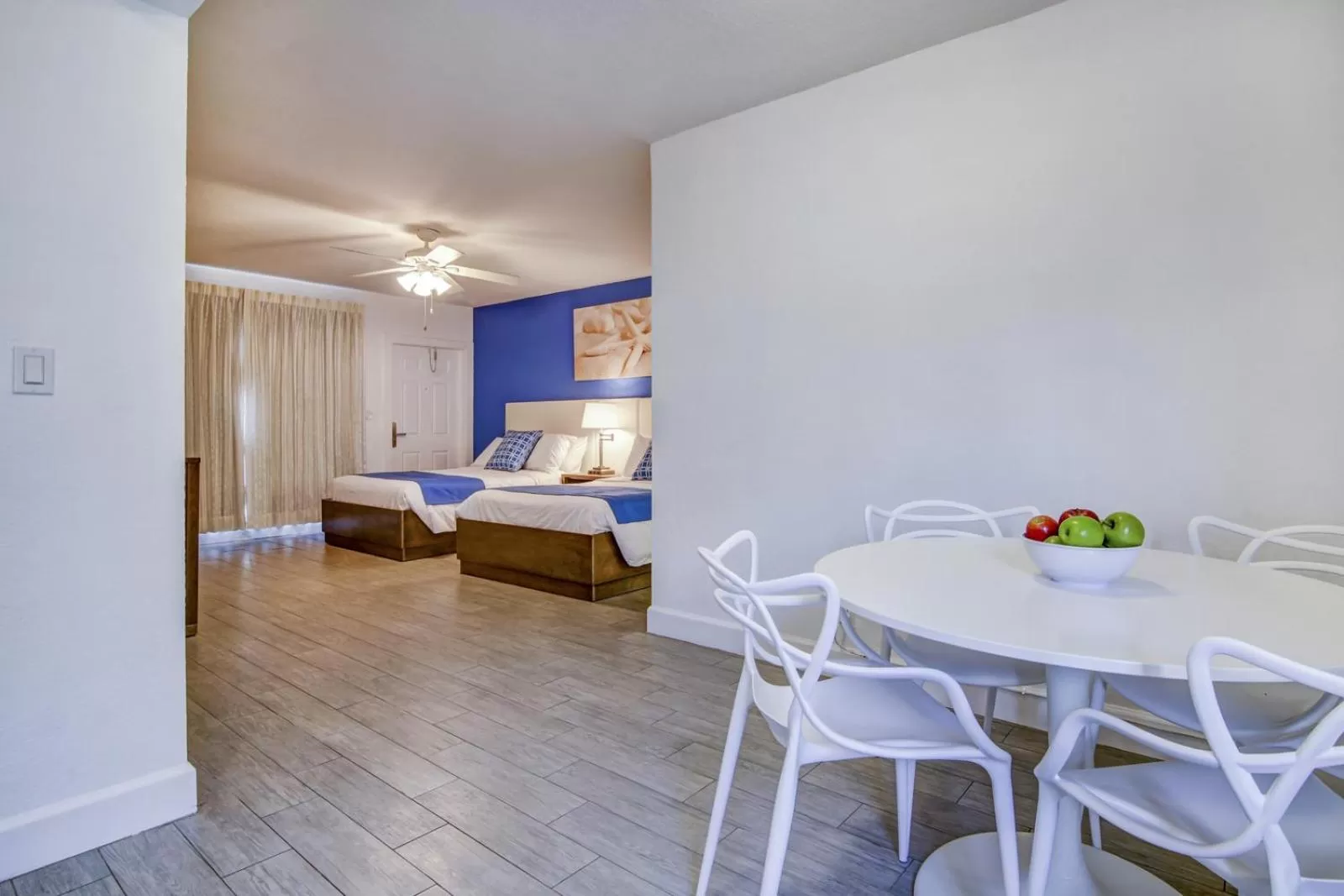 Photo of the whole room in Blue Strawberry by the Sea