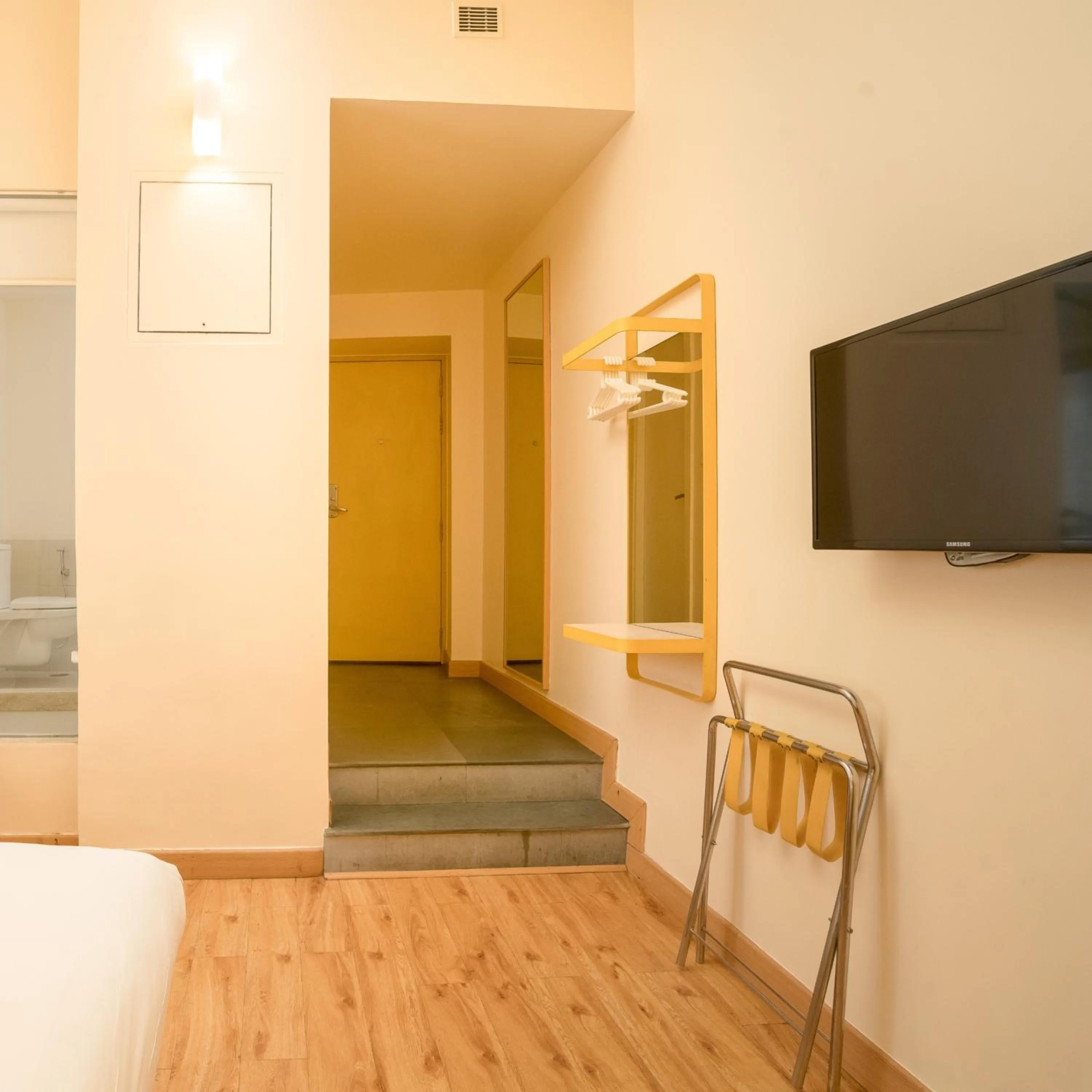 TV and multimedia, Bed in Bloomrooms @ New Delhi Railway Station