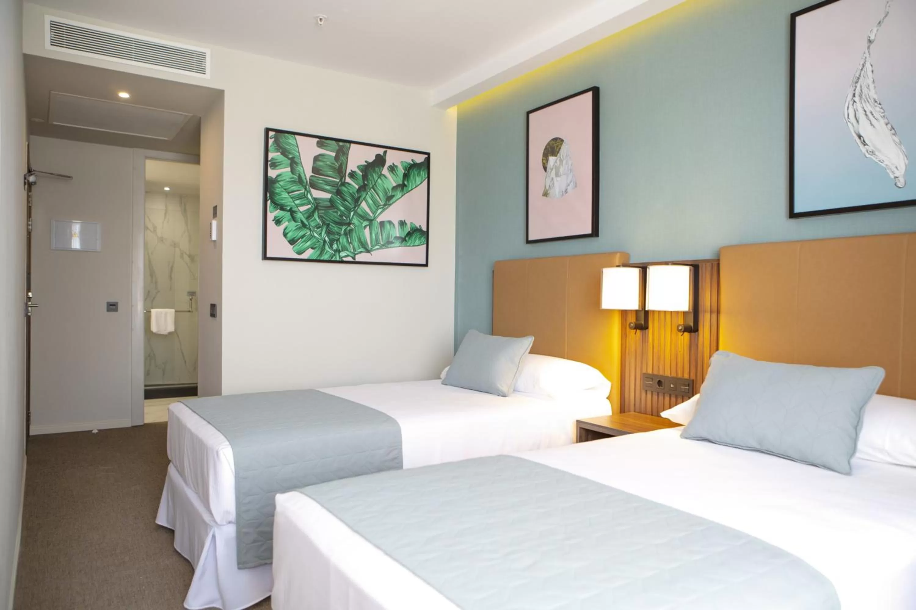 Photo of the whole room, Bed in Riu Plaza España