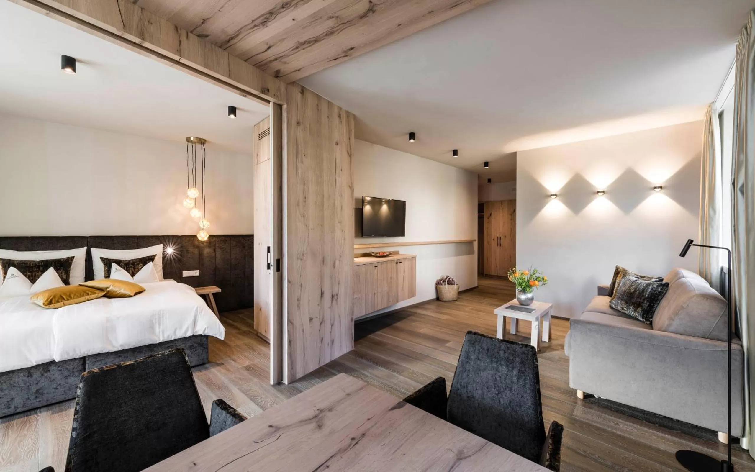 Photo of the whole room, Bed in Schenna Resort