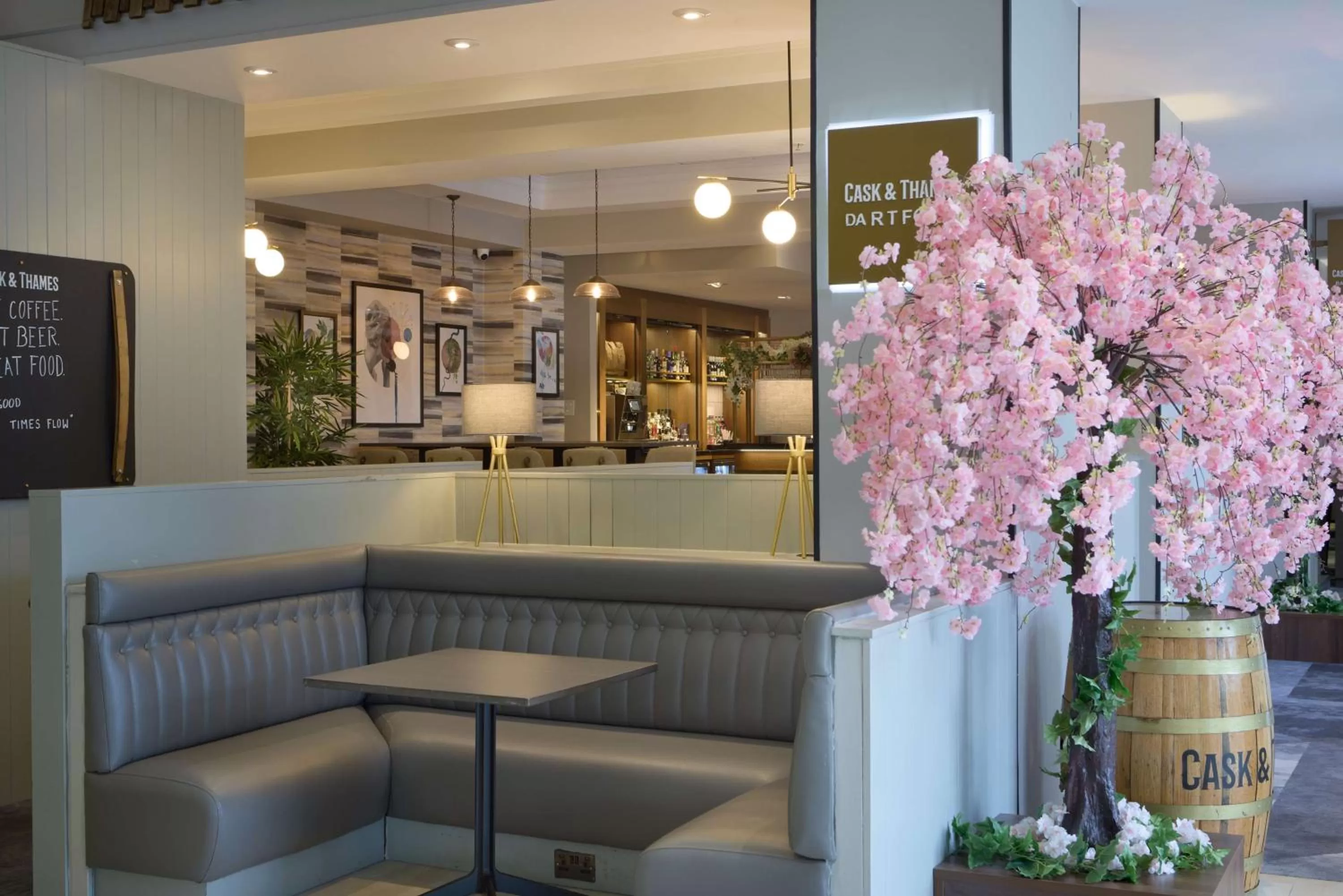 Lounge or bar in DoubleTree by Hilton Dartford Bridge