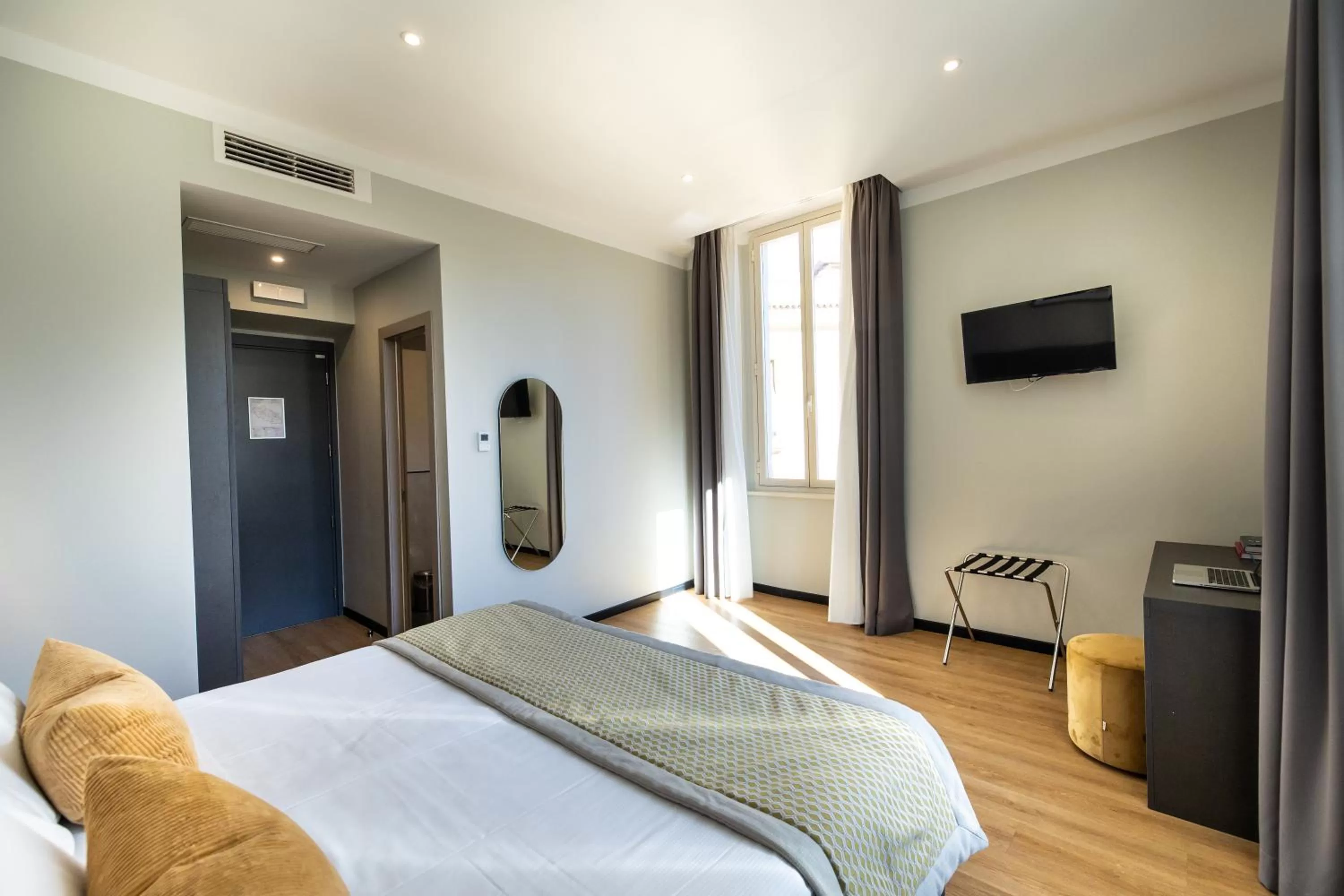 Photo of the whole room, Bed in The Cross Hotel