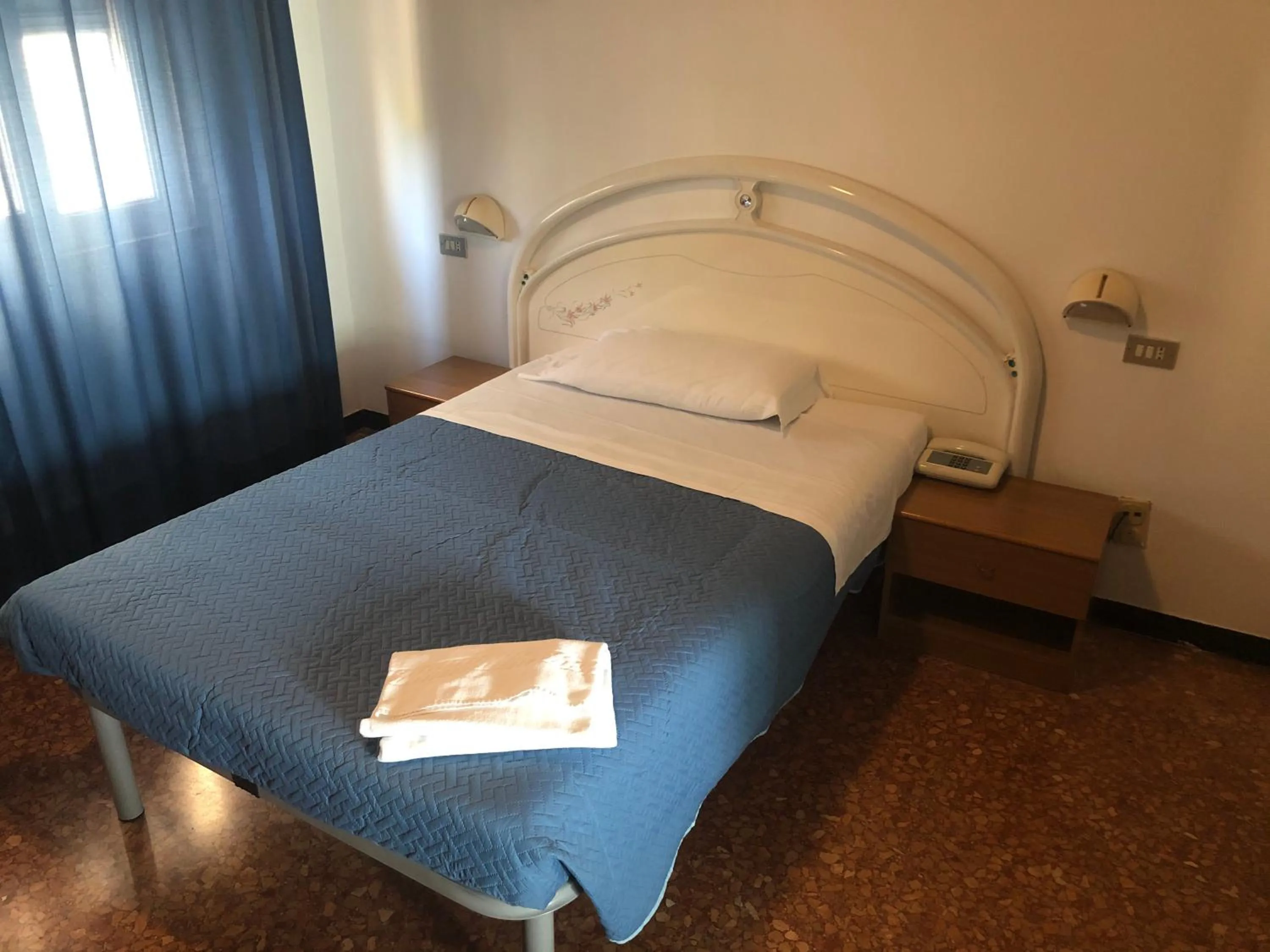 Inner courtyard view, Bed in Hotel Miramare