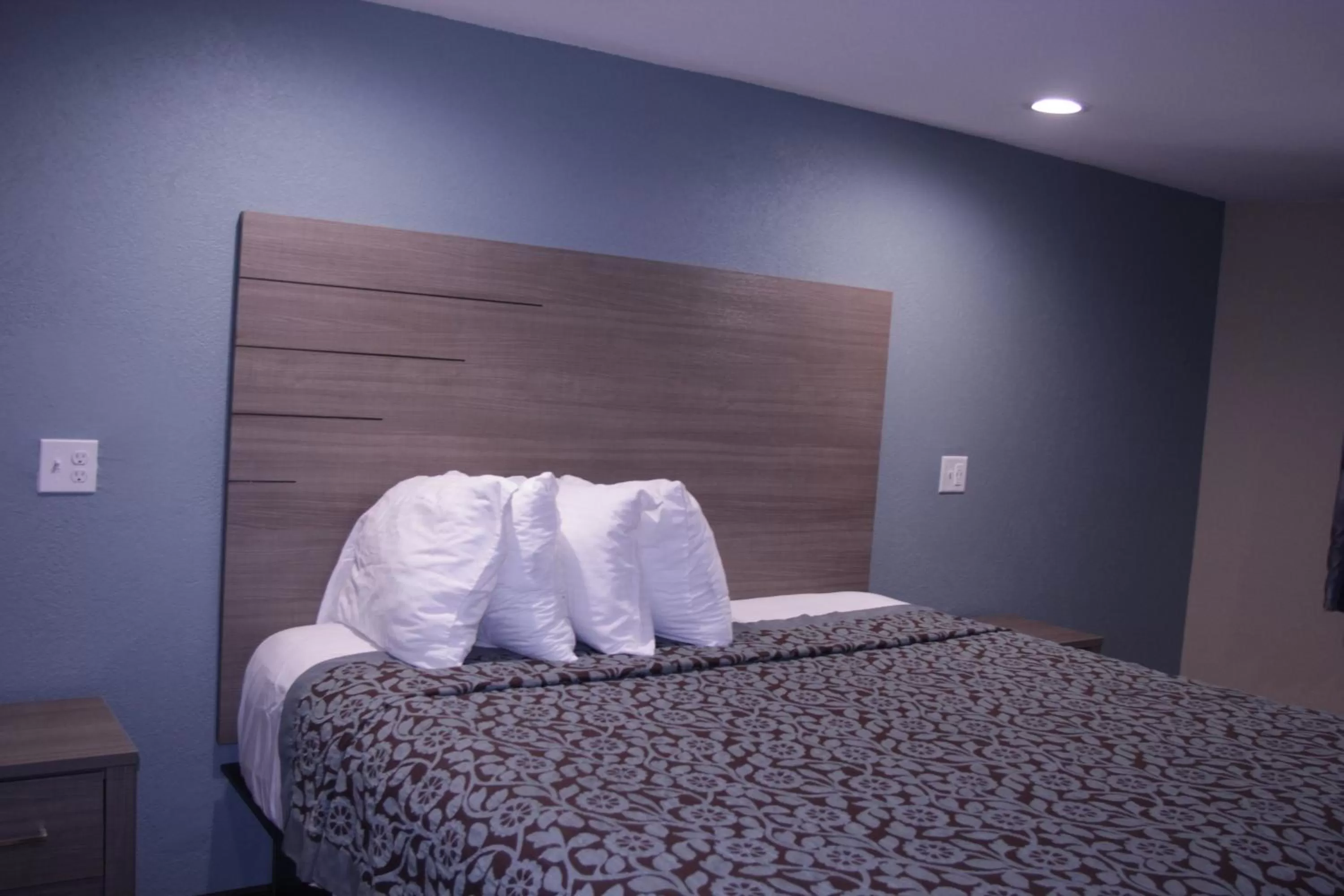 Bed in Americas Best Value Inn Port Aransas