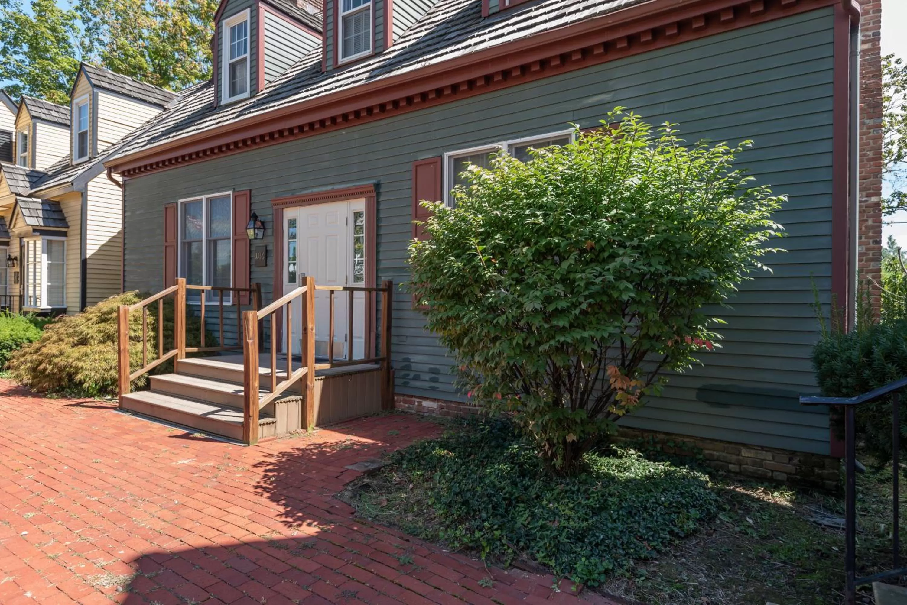 Facade/entrance in Century Suites Hotel