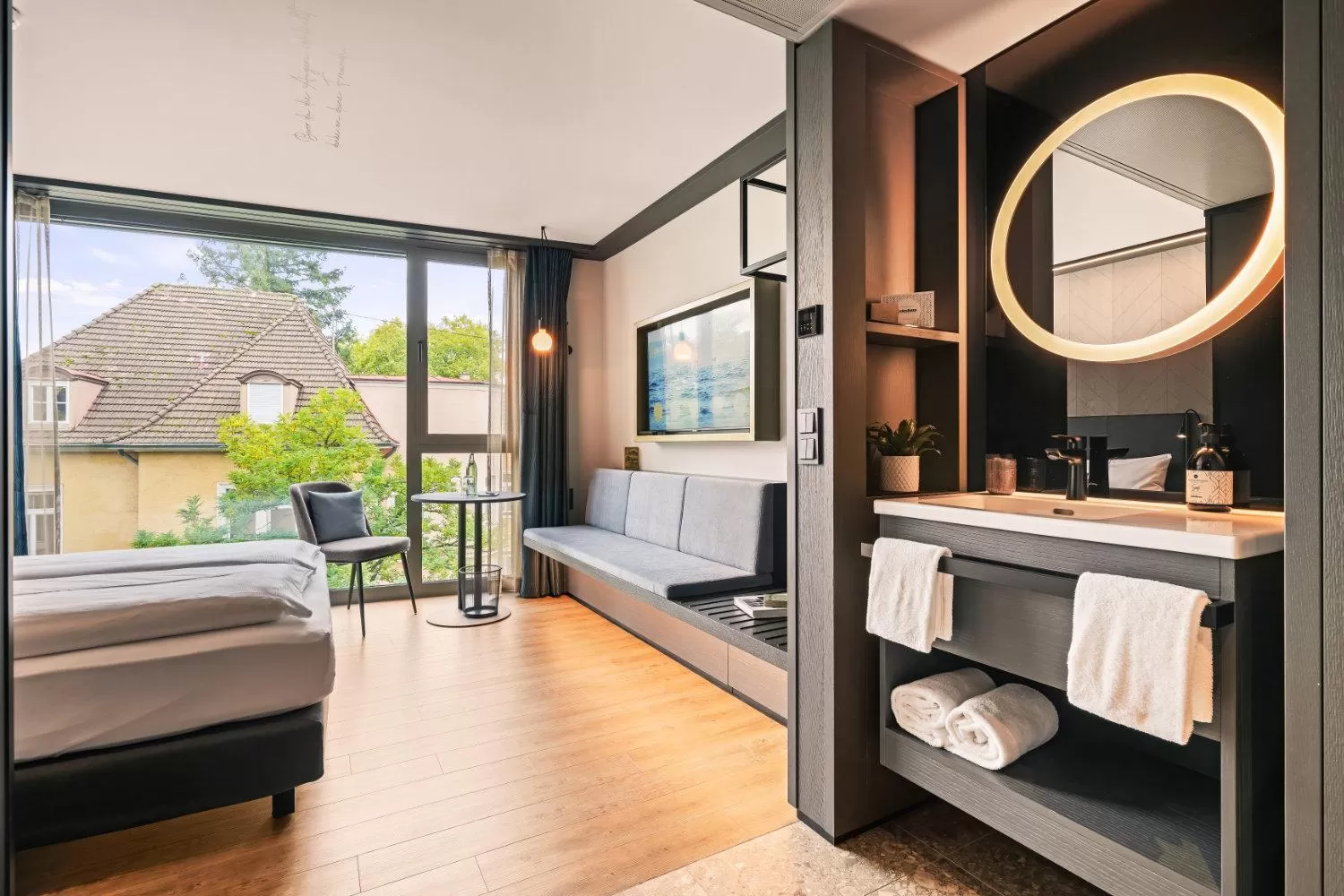 Photo of the whole room, Bed in Lukullum