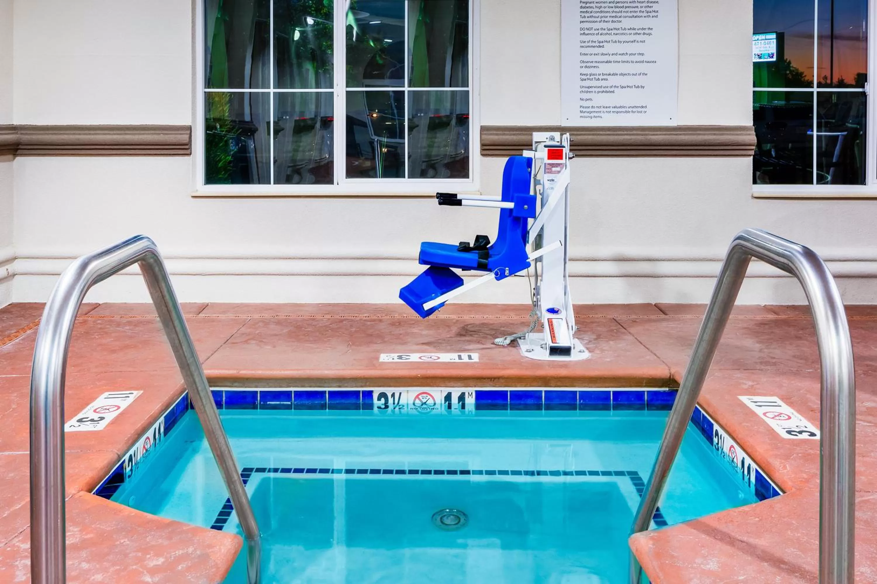 Swimming pool in Holiday Inn Express Hotel & Suites Oroville Southwest by IHG