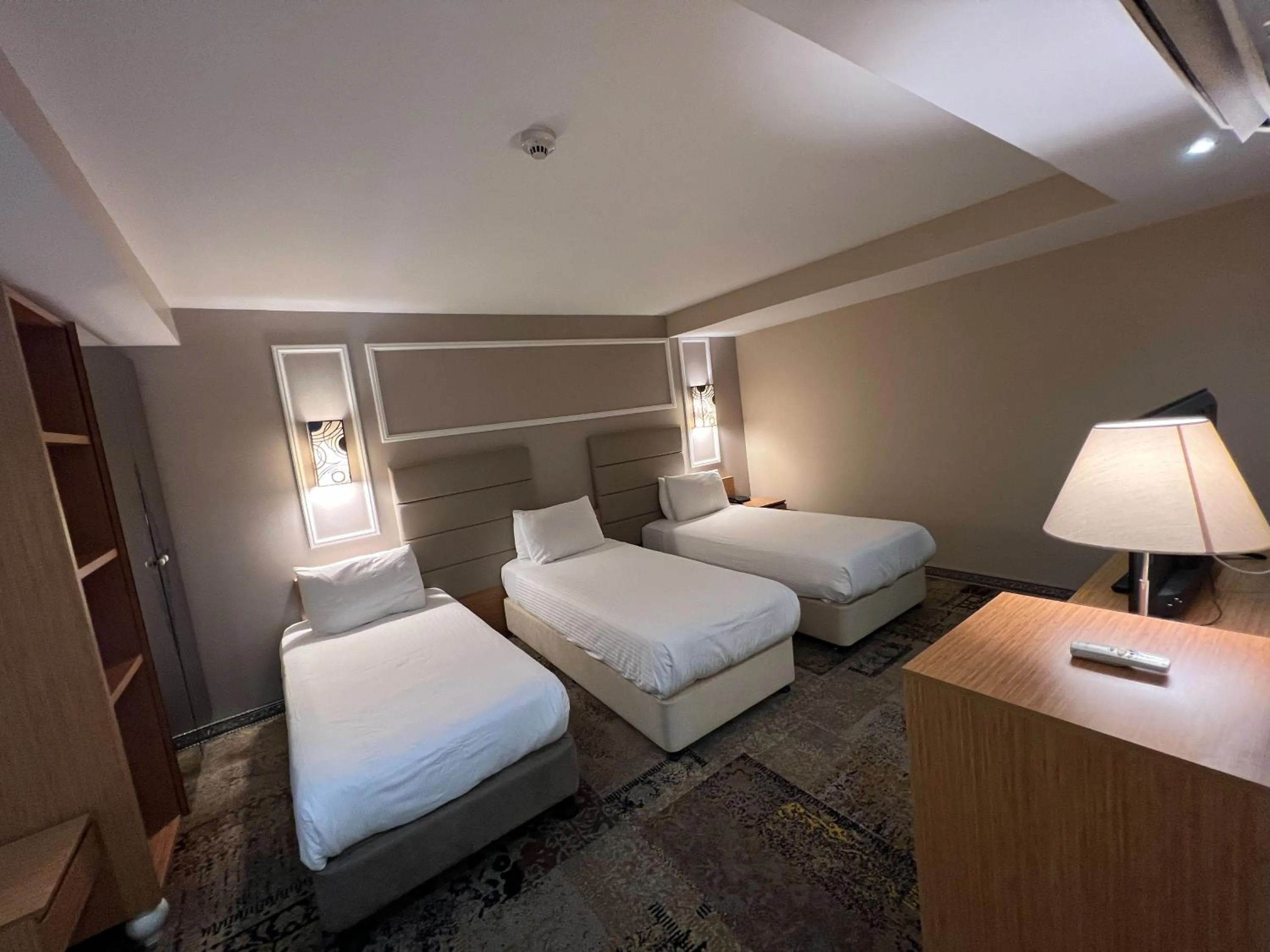 Bedroom, Bed in All Seasons Hotel