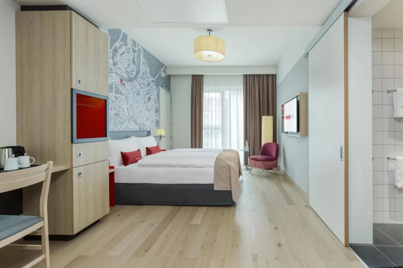 Facility for disabled guests, Bed in IntercityHotel Saarbrücken