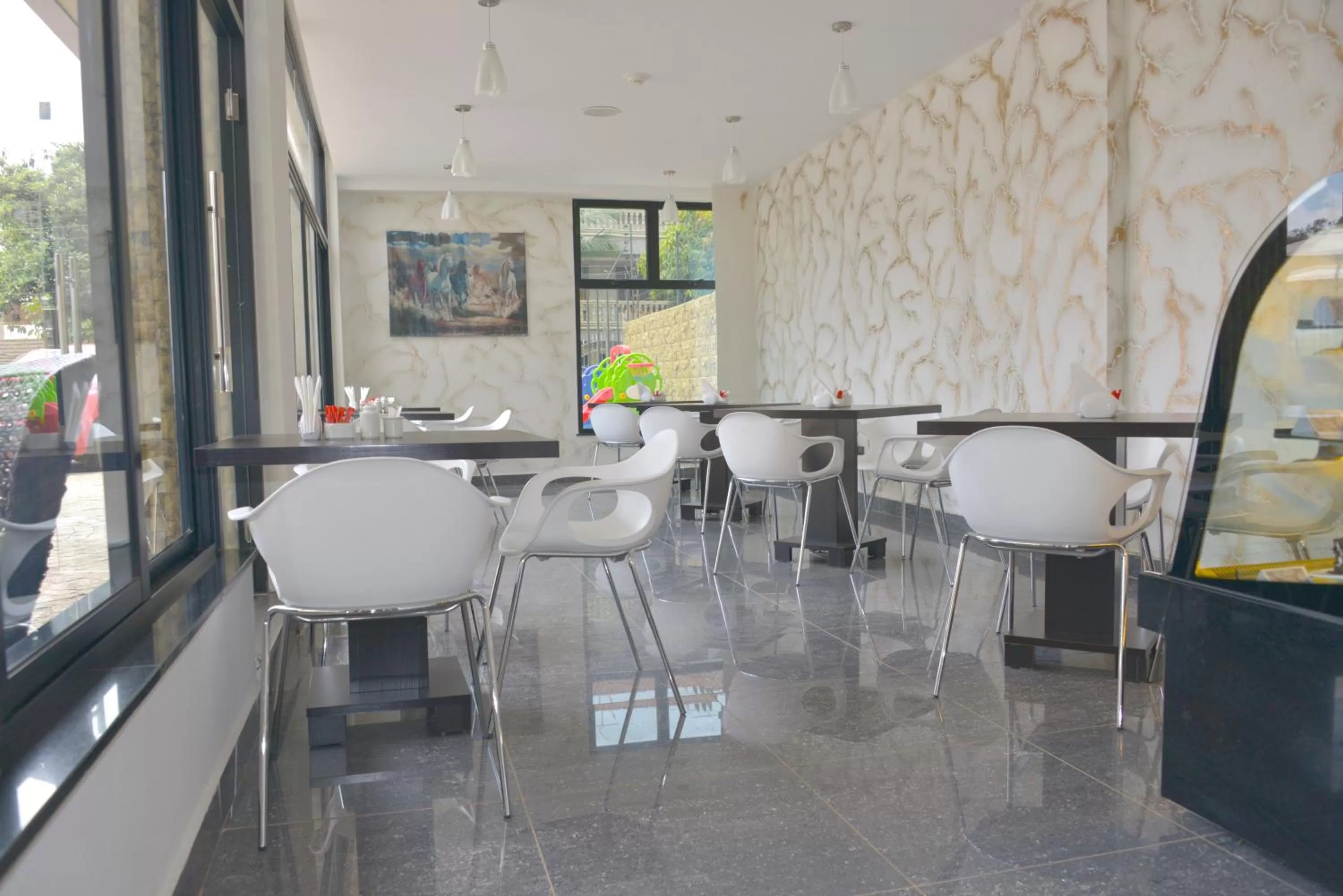 Restaurant/places to eat in La Maison Royale