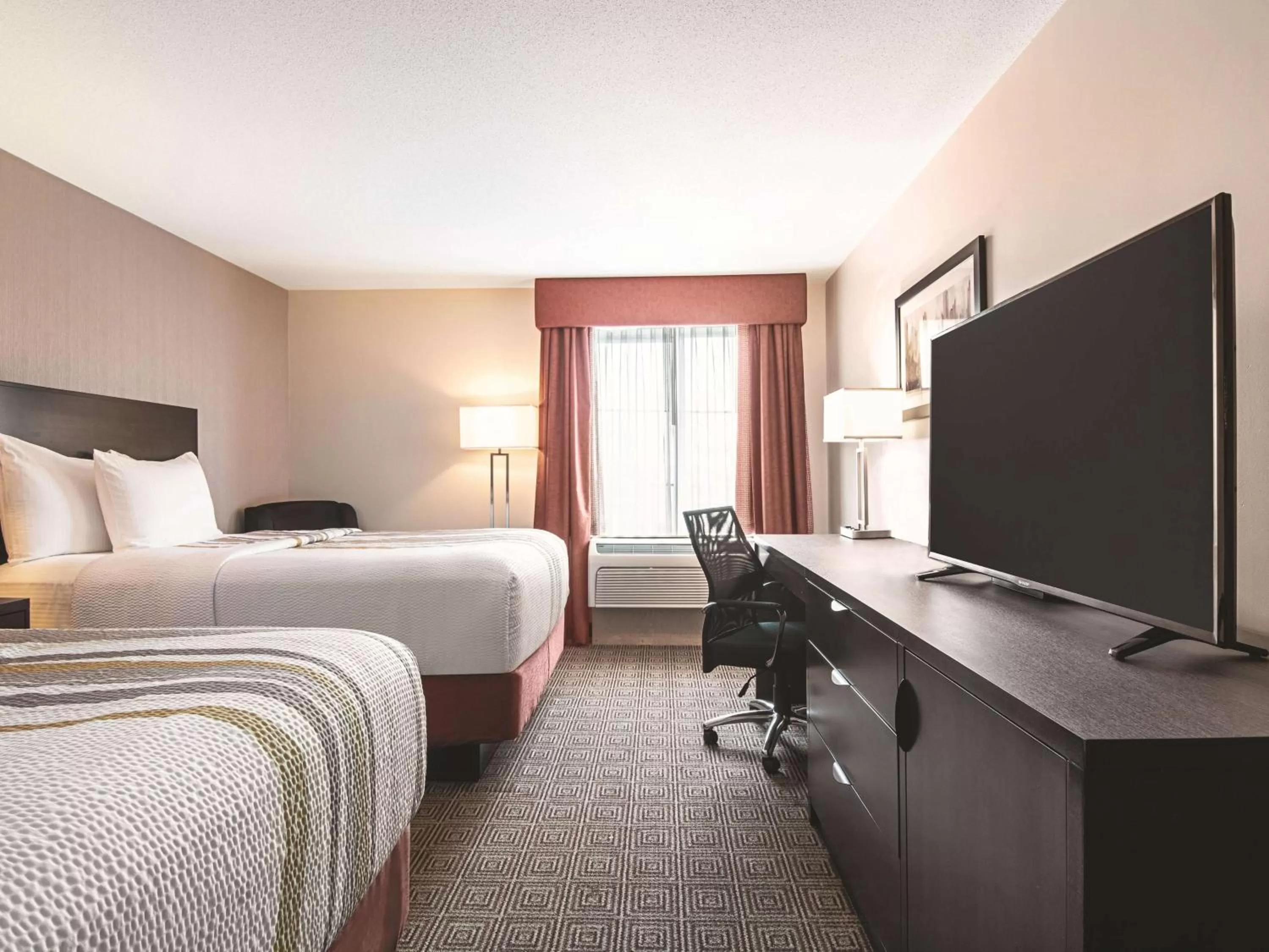 Photo of the whole room, Bed in La Quinta Inn by Wyndham Vancouver Airport
