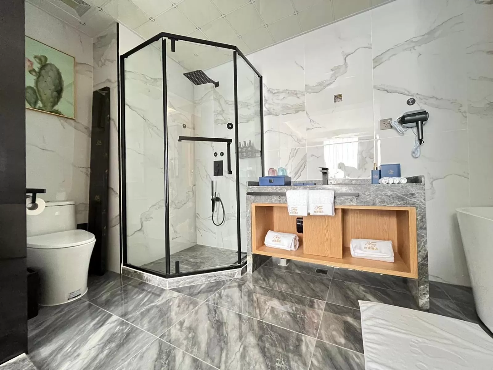 Bathroom in Hôtel FAMILLE MONDIALE