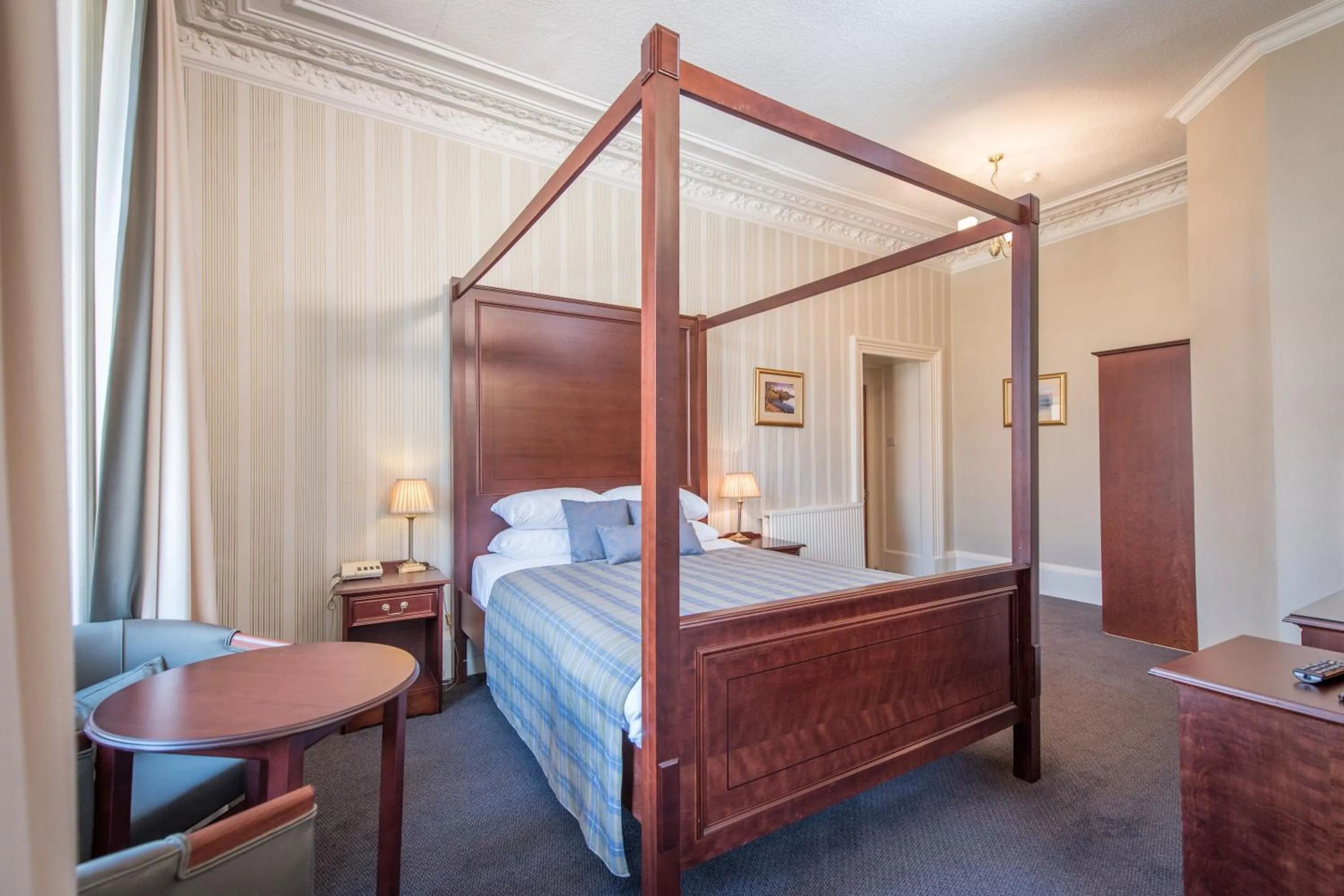 Photo of the whole room, Bed in The Royal Hotel