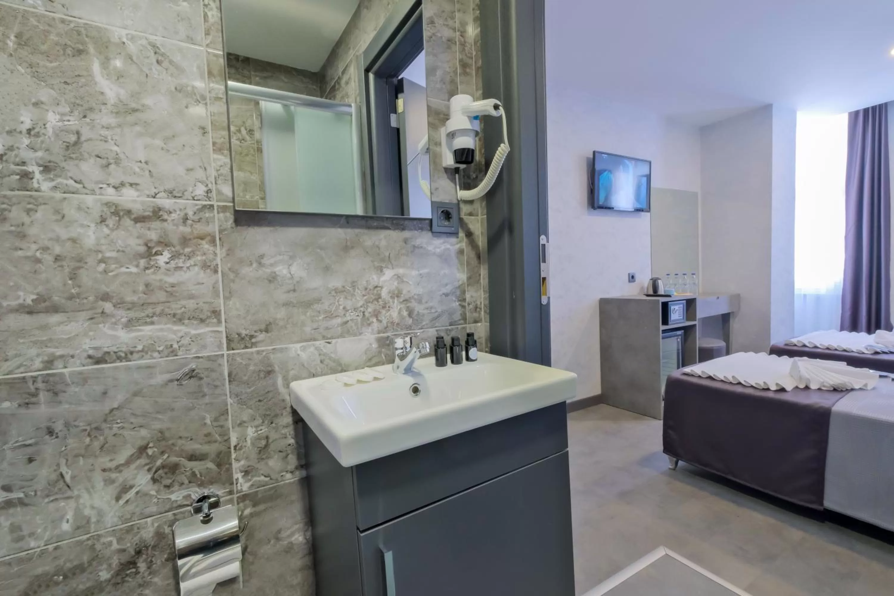 Bathroom, Bed in The Queen Hotel