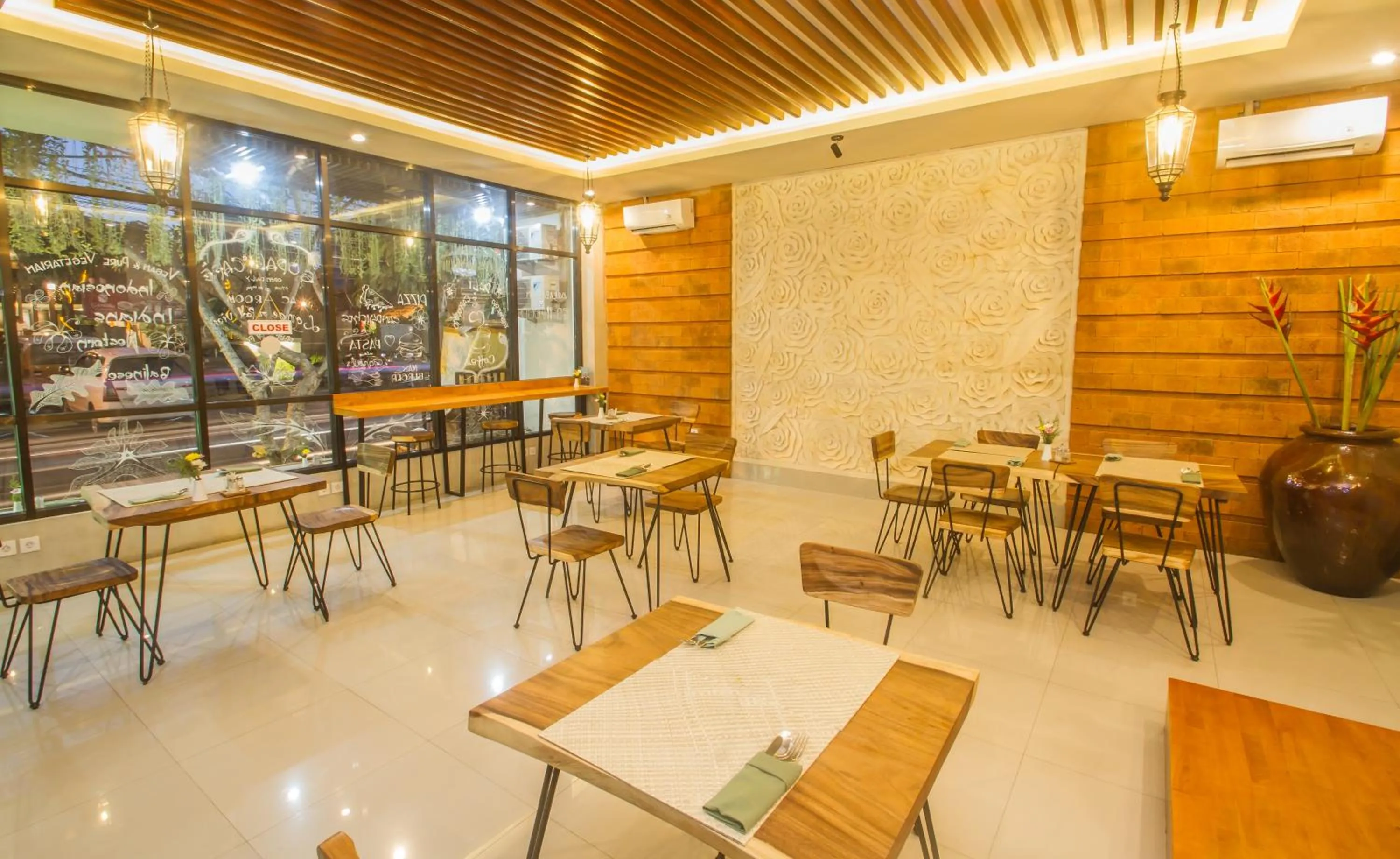 Restaurant/places to eat in Mahalaksmi Boutique Hotel